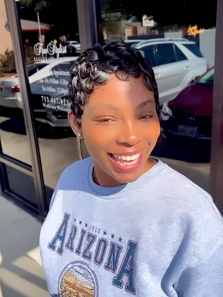 Love Day is fast approaching 🌸💖🌸…what’s your pick?? Soft? Wavy? Blonde? Edgy???
Have you booked your appointment yet? ⌛️⌛️. Www.TrueStylist.com