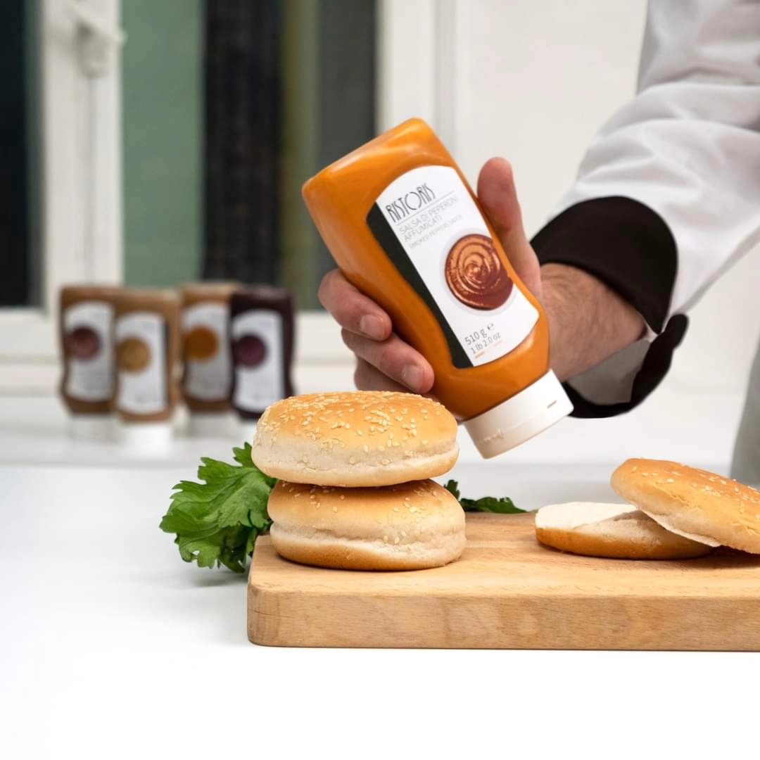Discover the new flavors of squeezer sauces in the world of Ristoris seasonings: offered in exclusive format and ideal for filling sandwiches or garnishing first and second dishes.
Add to your selection at ristoris.it and give your creations a twist.