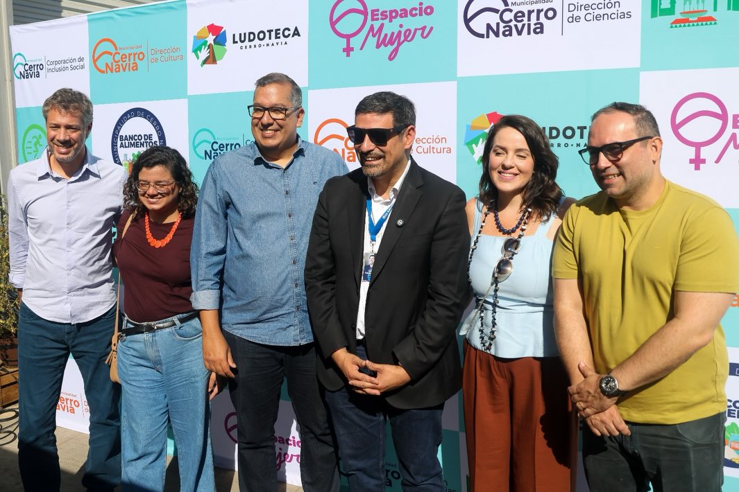 🌎🤝 La Red de Ciudades Intermedias y Sistemas Alimentarios (Red CISA) impulsó una nueva instancia de cooperación regional con la Misión de Intercambio Chile–Brasil, desarrollada en Santiago de Chile.
Autoridades de ambos países y equipos de la FAO compartieron experiencias en infraestructura verde, soluciones basadas en la naturaleza, resiliencia climática y sistemas alimentarios urbanos sostenibles.
Como parte de la misión, también se realizó una visita técnica a Cerro Navia, donde se presentó el plan de trabajo 2026 de la Red CISA, se recorrió el Banco de Alimentos y el Parque Urbano Mapocho Río.
Seguimos fortaleciendo el trabajo colaborativo entre ciudades intermedias para avanzar hacia territorios más sostenibles, resilientes y con mejor acceso a la alimentación.