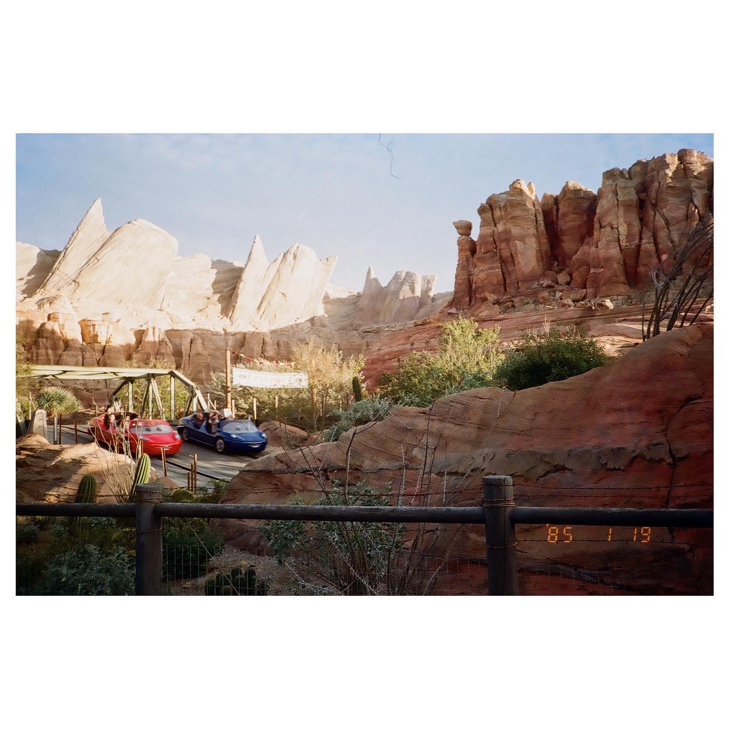 cars land / DCA
📷: canon sureshot supreme quartz date / fuji 200
#autoboy3qd #35mm #canon #canonsureshotsupreme #fuji200 #fuji #fujicolorc200