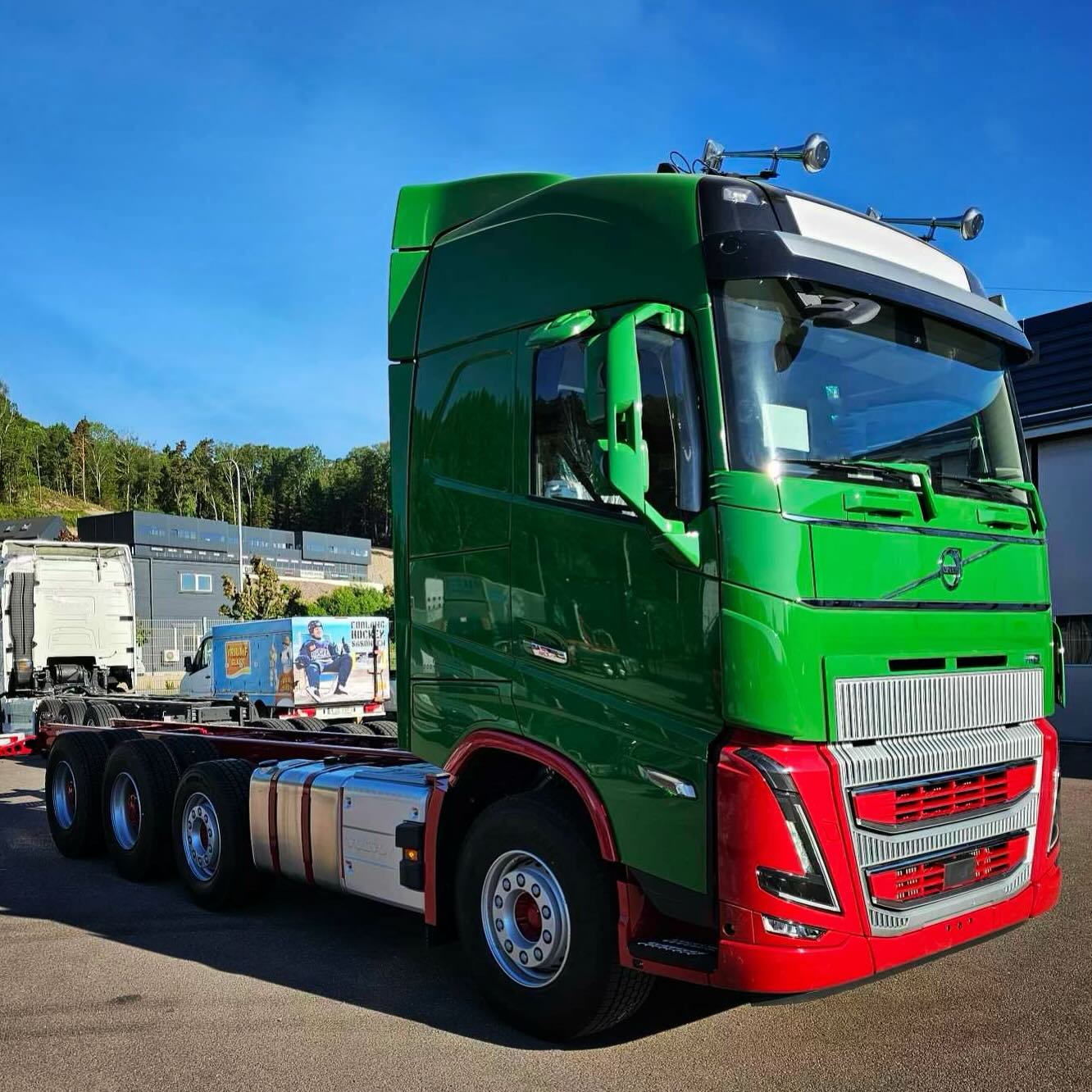 Kolla denna nylackade skönhet 💫
Lackat av vårt passionerade team på Hovgårdens Ytskydd.
#HovgårdensYtskydd #LastbilLackering #Entreprenadaskiner #Industriackering #SpotRepair #PlastReparationer #Lastbil #Fälgreparation