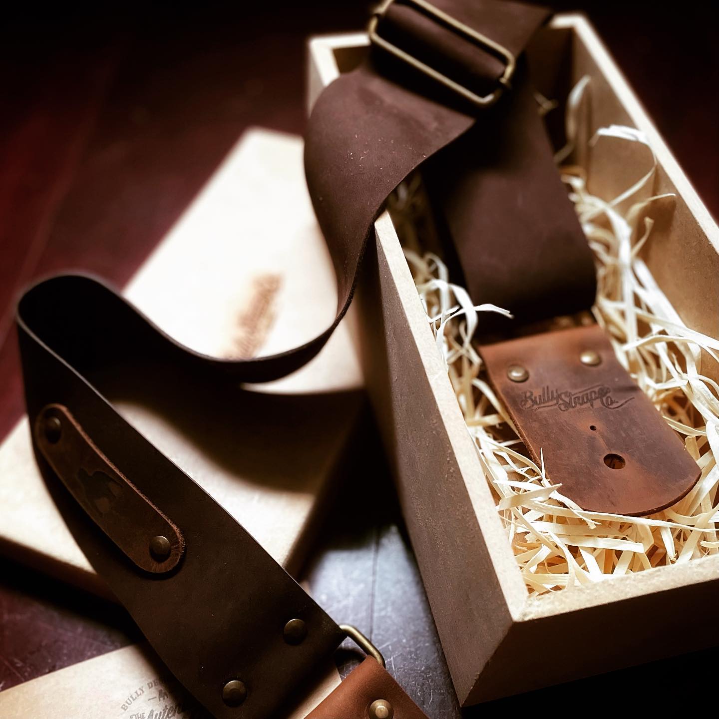 E ela está novamente em nosso estoque! A The Classic mais queridinha! 😍 A nossa Bobber Coffee! Mas corra, por que essa vai rápido! 👊🏼
.
.
.
#façaacontecer #leathergoods #leatherguitarstraps #correiasparaguitarra #wallets #acessóriosemcouro #handmade #leather #feitosàmão #feitosàmãonobrasil #couro #artigosdecouro #qualidade #exclusividade #rústico #rocknroll #blues #coffee #café #musicacouroecafé #agenteamaoquefaz