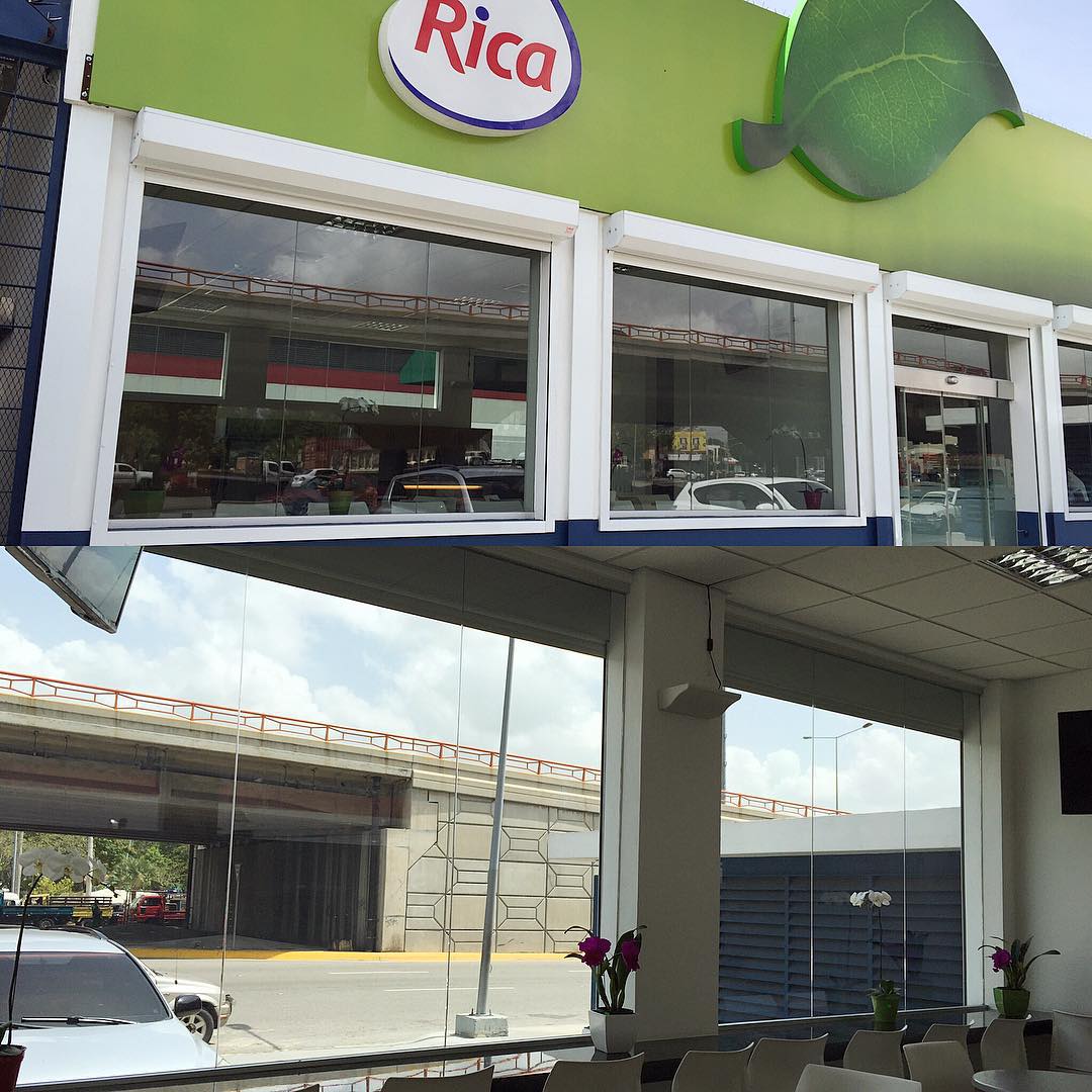 #DileNoAlCalor con las laminas de control solar Huper Optik.
El cliente deseaba mantener la claridad manteniendo el calor fuera por lo que instalamos la lámina de alto desempeño Huper Optik Ceramic 60. #laminados #laminadosrd #dilenoalcalor #huperoptik #windowfilms #ceramic #rica