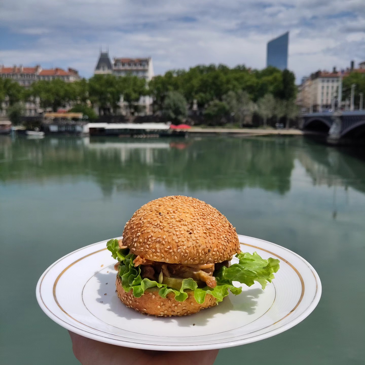 Watch'ouuuut Burger de fin ! Clap de fin pour la cantine de Flashback pour TF1 avec @gayconstance et @michaelyoun.
Burger poitrine de cochon confite 6h au four, mayo aux épices coréenne, salade et #gerkin's maison.
Pas mal la vue ?!
Allez ciao la compagnie. Nous c'est départ pour de nouvelles aventures 😋🤫
