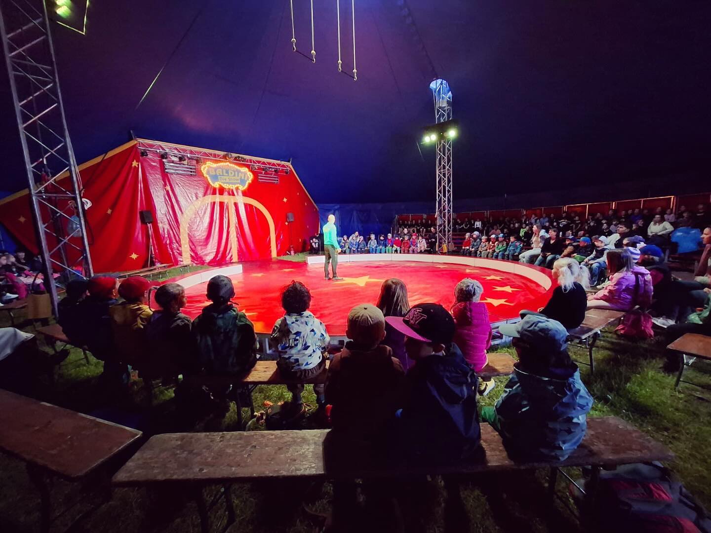 Schnupperbesuch beim Zirkus Baldini bei dem die Grundschüler in Berg kleine Artisten sein durften!🤹🏻🎪🎤🥁@circus_baldini_ #oskarmariagrafschule #montessorikinderhausaufkirchen #integrativerkindergarten #kindergartenstarnbergersee #welovemontessori #montessori #gemeindeberg