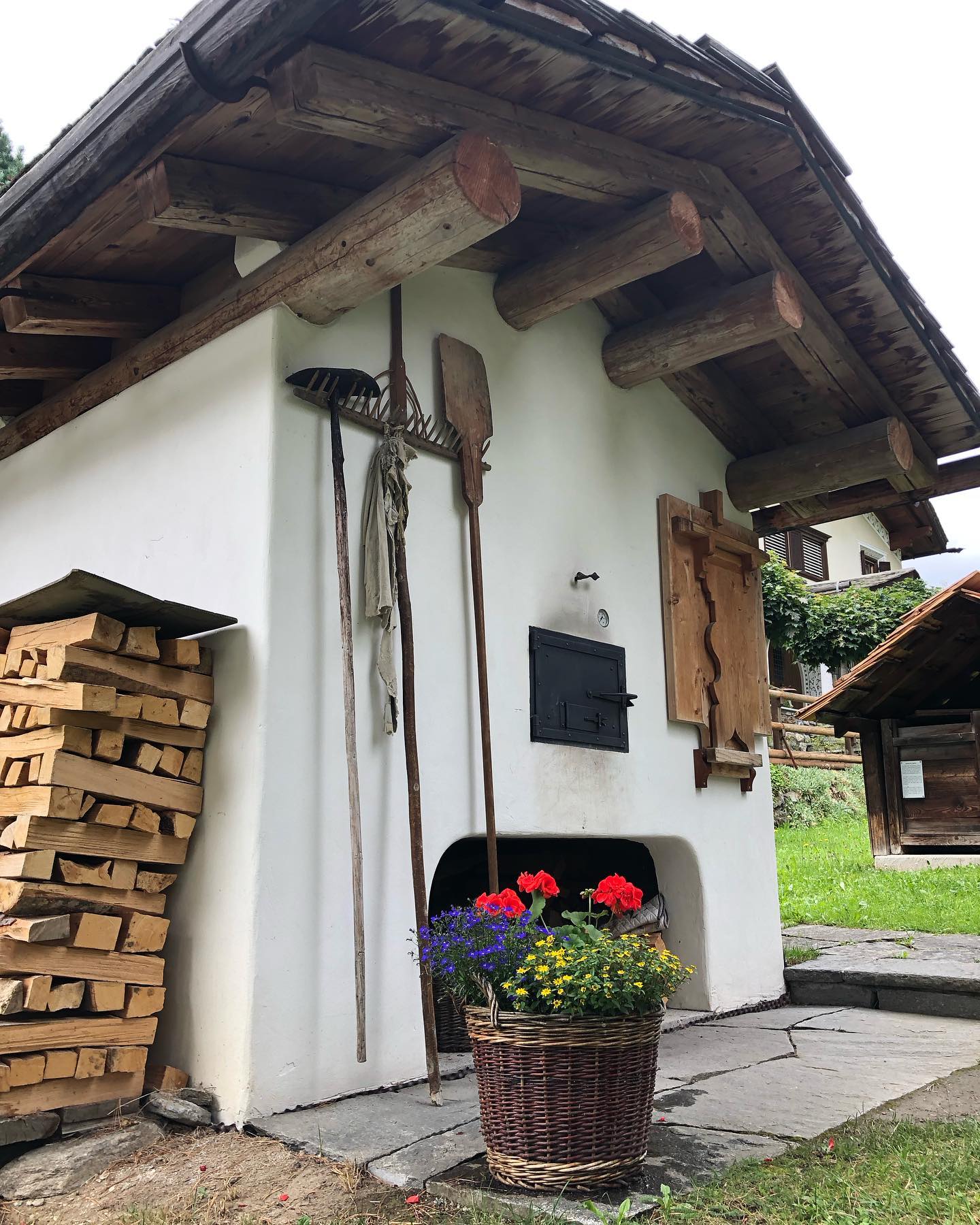 heute gibt es wieder frisches Brot aus dem Holzbackofen🍞🥖#nutlihüschi#heimatmuseum#klosters#prättigau#graubünden#frischesbrot#backen
