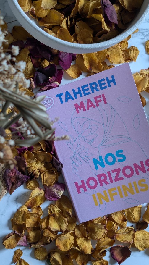 Aujourd'hui j'ai reçu « Nos horizons infinis » de Tahereh Mafi publié chez @michellafon_jeunesse !
✨ Résumé ✨
2002. Un an après les attentats du 11 septembre qui ont ébranlé le monde entier, la vie de Shirin est un enfer. Pointée du doigt, insultée, menacée, cette lycéenne d'origine iranienne n'a pour seules échappatoires que la musique et la breakdance.
Jusqu'au jour où elle rencontre Océan James. L'intérêt que lui porte le jeune homme la déstabilise... D'autant que les deux adolescents viennent de deux mondes que tout oppose.
Alors ça vous tente ?
#unboxing #receptionlivresque #roman #Booklover #bookstagramfrance