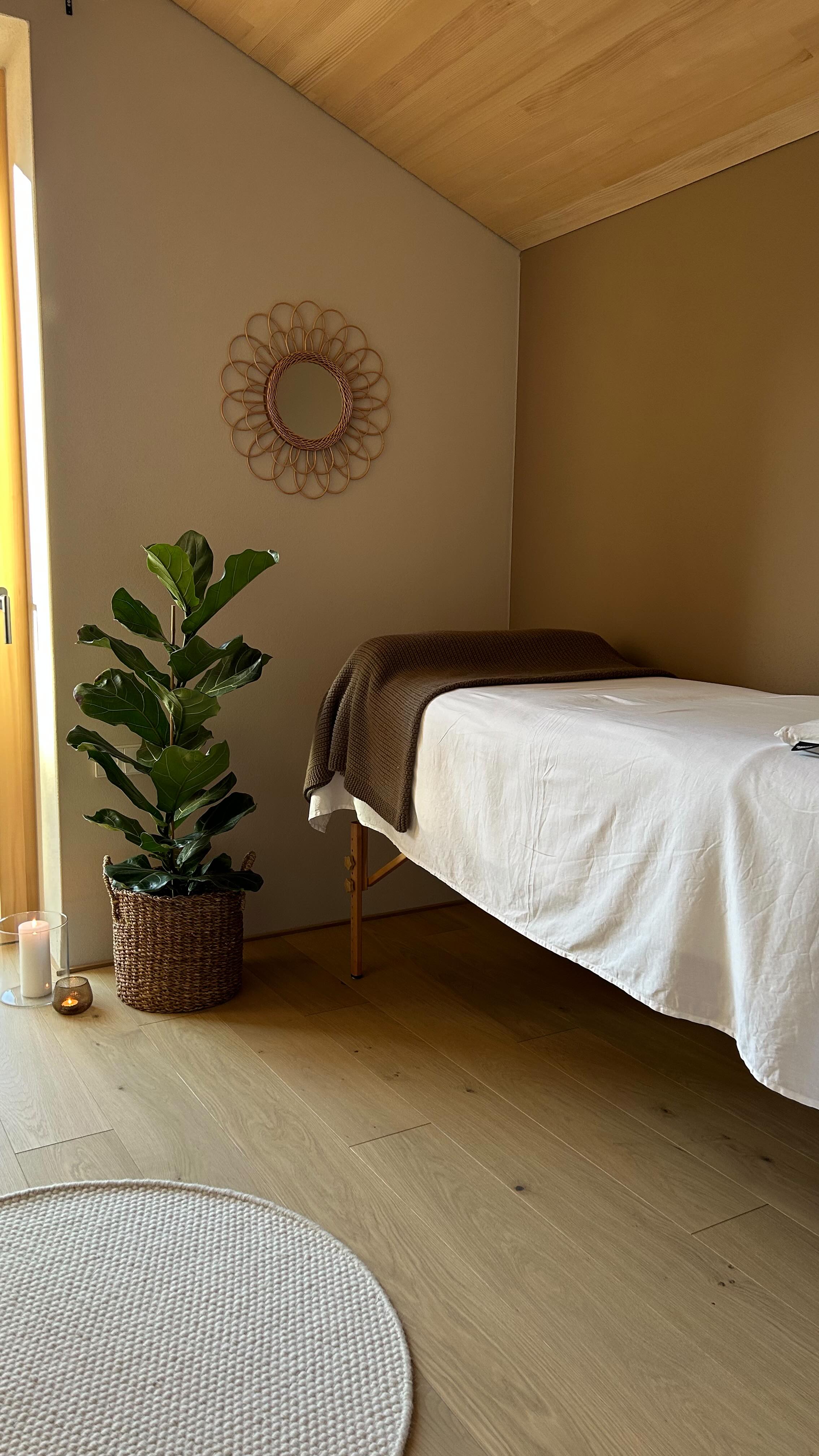 SOC - Symphony of the Cells Workshop ✨
nach Boyd Truman
So viel Vertrauen.
So viel Offenheit & Interesse.
So berührende Momente.
Danke an jede einzelne Person, die heute da war, sich eingelassen hat, gespürt hat und offen war für neue Impulse 🤍
Wir lieben es, Räume zu halten, in denen Balance, Verbindung und echte Begegnung entstehen dürfen.
Danke an @sandra.duenser & @_jessimathis, die diesen Workshop für uns gehalten haben.
Danke f