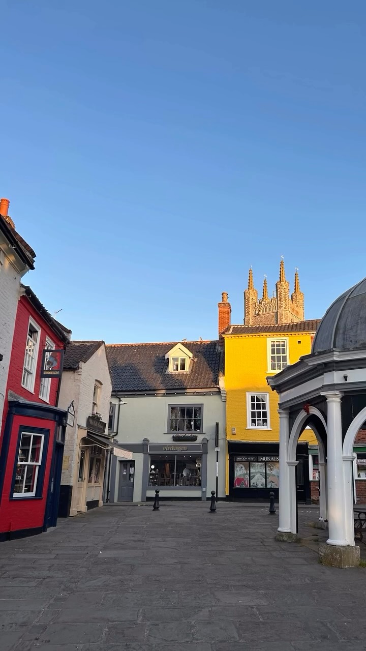 Not a lot has changed in the Bungay Market Place except it’s no longer black and white. 🌈
#bungay #bungayshops #buttercross #oldendays #nolongerblackandwhite
