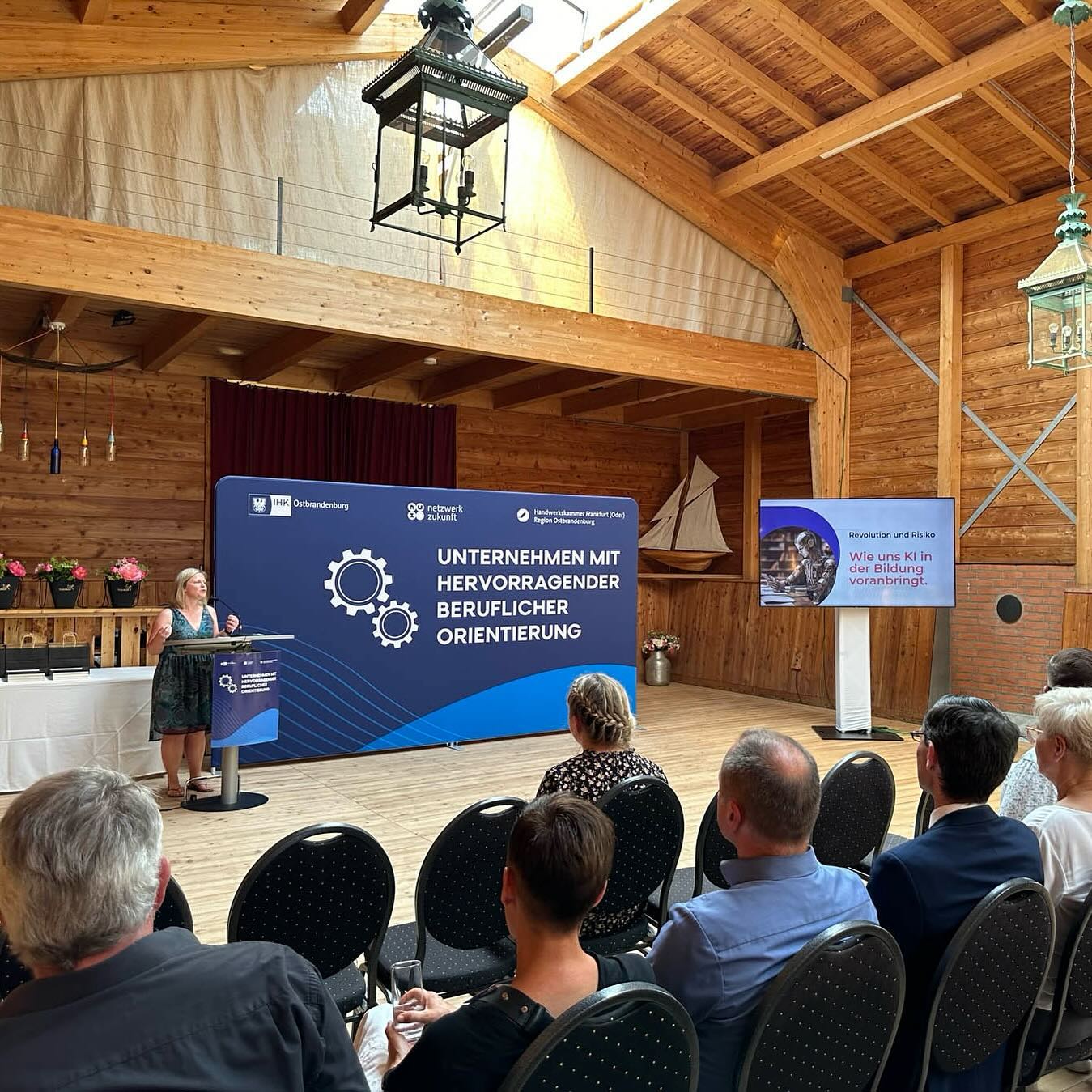 Es darf nicht nur geheiratet werden bei uns. Hier hatten wir Besuch von @ihk_ostbrandenburg in unserer Eventscheune. Mit großen Bildschirmen oder einer Leinwand ist sie der perfekte Ort für Teammeetings oder Seminare.
#eibenhofbadsaarow #feiernamscharmützelsee #eventlocation #hochzeitslocation #teambuilding #firmenfeiern