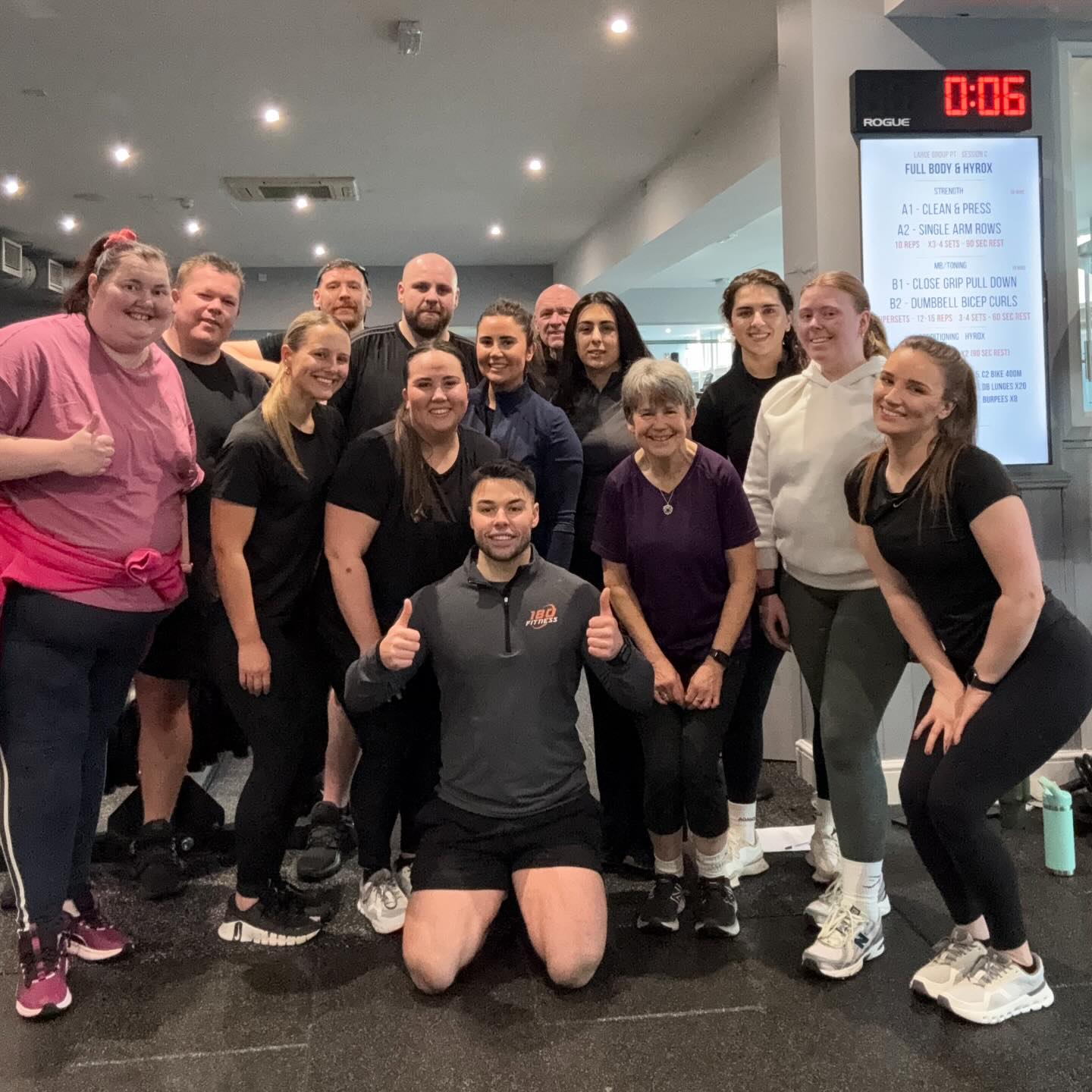 Some session that this morning team! 🔥
Another week of progress and everyone working towards their goals , we are really proud of you all 🧡
So good seeing lots of new faces - our sessions are for all abilities and fitness levels!
Keep putting in the work, be patient and trust the process
Are you ready to take the first step and improve your health and fitness?
DM us for more info ✉️