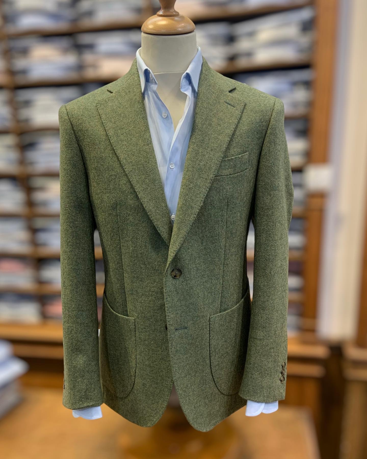 Du tweed pour lâautomne đ
#tweed #fabric #wool #shetland #sctoland #paris #menstyle #menswear #jacket #flappocket #automne #hiver #england #france #sartorial #shirt #classique #shetlandtweed