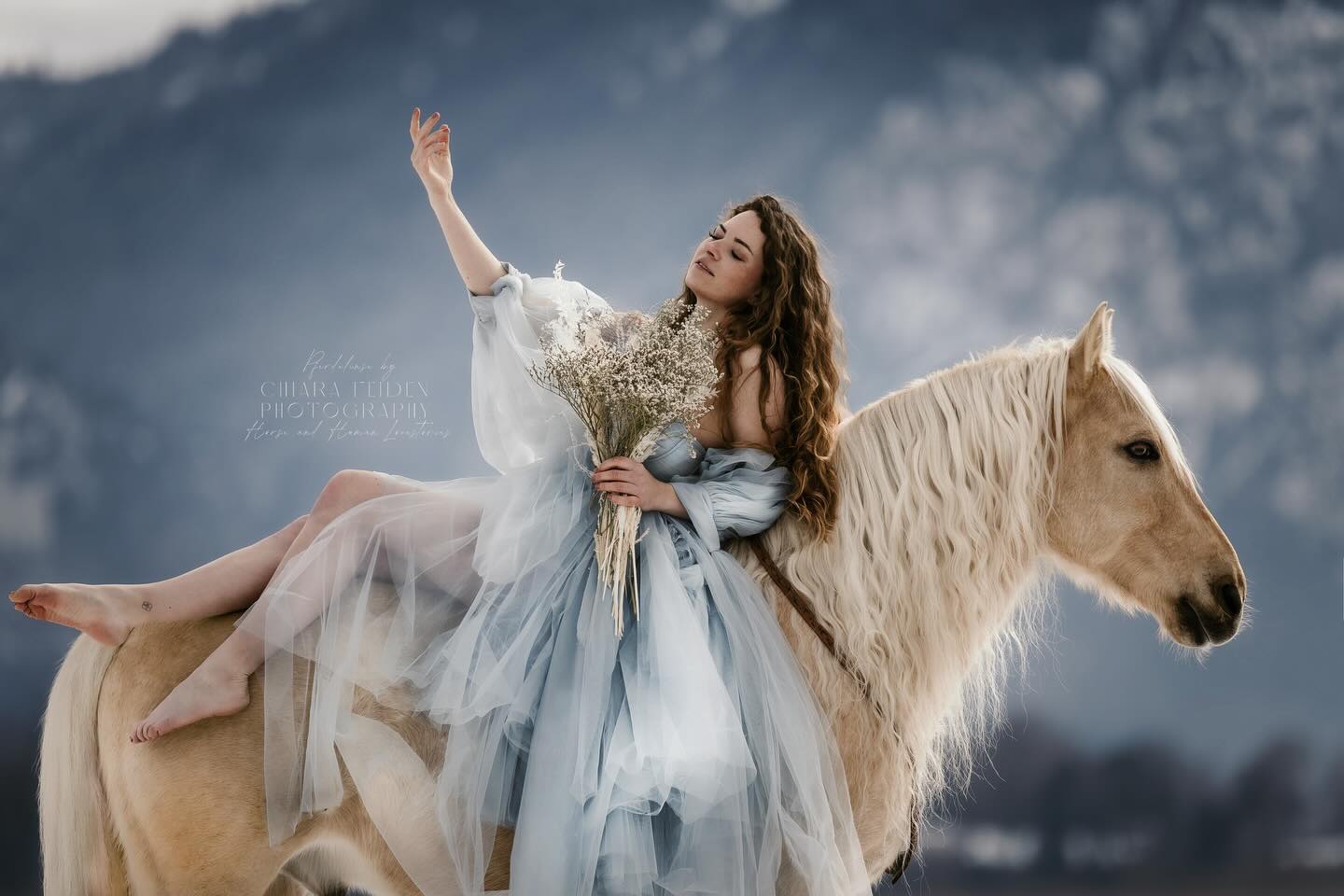Anmutig, sanft und vertraut.
Ein unsichtbares Band welches Mensch und Pferd miteinander verbindet. 🤍
•
Dieses Bild ist für mich Kunst und eine so wertvolle Erinnerung an einen unvergesslichen Ausflug in die Berge. 🥹 Auf Sui ist Verlass! Mit ihm durfte ich erwachsen werden und er begleitet mich durch so viele wichtige Lebensphasen. Die nächsten Monate stehen noch so viele aufregende Abenteuer bevor, an denen wir weiter wachsen werden. 🥰
•
Ich bin so unendlich aufgeregt euch davon zu berichten und dankbar diese Chancen im Leben zu bekommen. ☺️ 2026 wird aufregend. Das weiß ich jetzt schon - und an meiner Seite immer meine (bald) 2 Hunde und mein Goldpferd. 🥹 Was braucht man mehr? 🤞🏼
•
Portfoliotag von @sophiagfotografie - festgehalten durch die Kamera von @pferdelinse_ ❤️