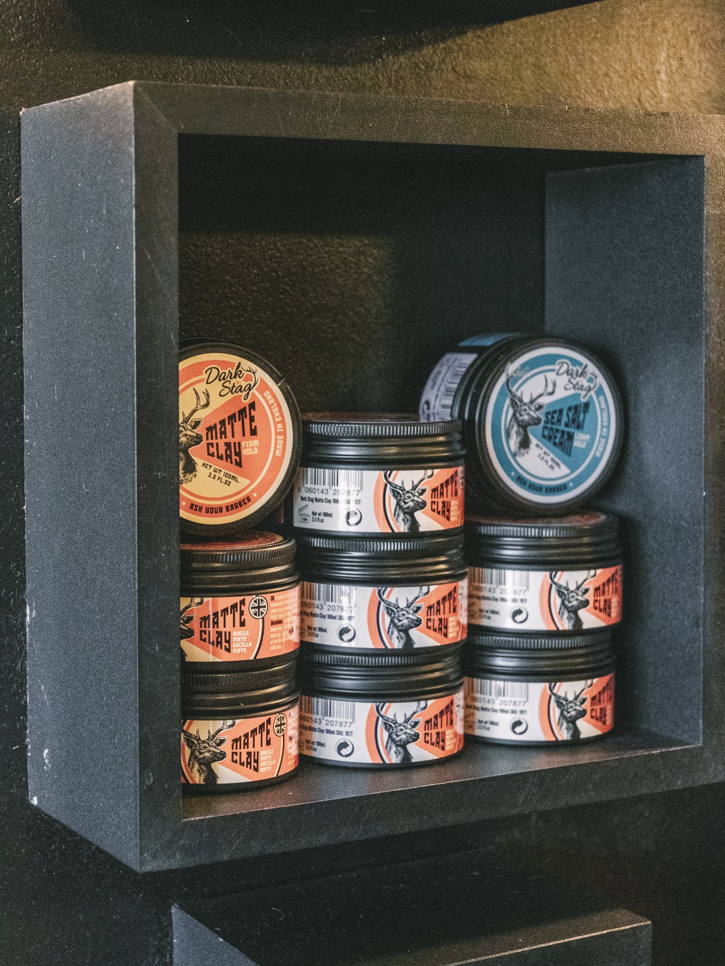 Want a style that looks natural but holds all day?
Matte clay gives you natural-looking texture, strong hold, and zero shine. Perfect for sharp styles that stay in place without looking heavy or greasy.
It adds volume, definition and a strong hold for effortless, all day style. Definitely our go to from @darkstagbarbertools
#royalsbarbershop #darkstagbarbertools #matteclay