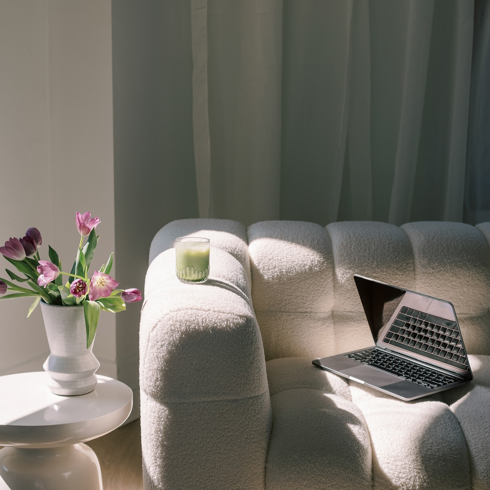 Hur många gånger har du hört att man måste kliva upp 05.00 för att bli framgångsrik?
Jag har varit på många event, föreläsningar och lyssnat på många poddar där en framgångsrik företagare ger sitt bästa tips, kliv upp 05.00 på morgonen för att lyckas.
Jag satt en gång på en företagarträff med 7 kvinnliga företagare, de flesta väldigt framgångsrika inom sin nisch, och frågan kom upp.
När kliver du upp på morgonen?
Majoriteten svara mellan 7-8. ☺️
Jag vet flera företagare som är precis som mig lite morgontrötta och gärna snoozar.
Jag tror att man måste göra det som är rätt för en själv för att bli framgångsrik.
05.00 kanske är den rätta tiden för någon men tror inte att det är ett måste för alla.
Hur går dina tankar?
#egenföretagare #företagare #företagande #egetföretag #kvinnligtföretagande #kvinnligaföretagare #kvinnligaentreprenörer #kvinnligentreprenör #entreprenörsliv #företagsliv #entreprenörskap #entreprenör #soloföretagare #soloprenör