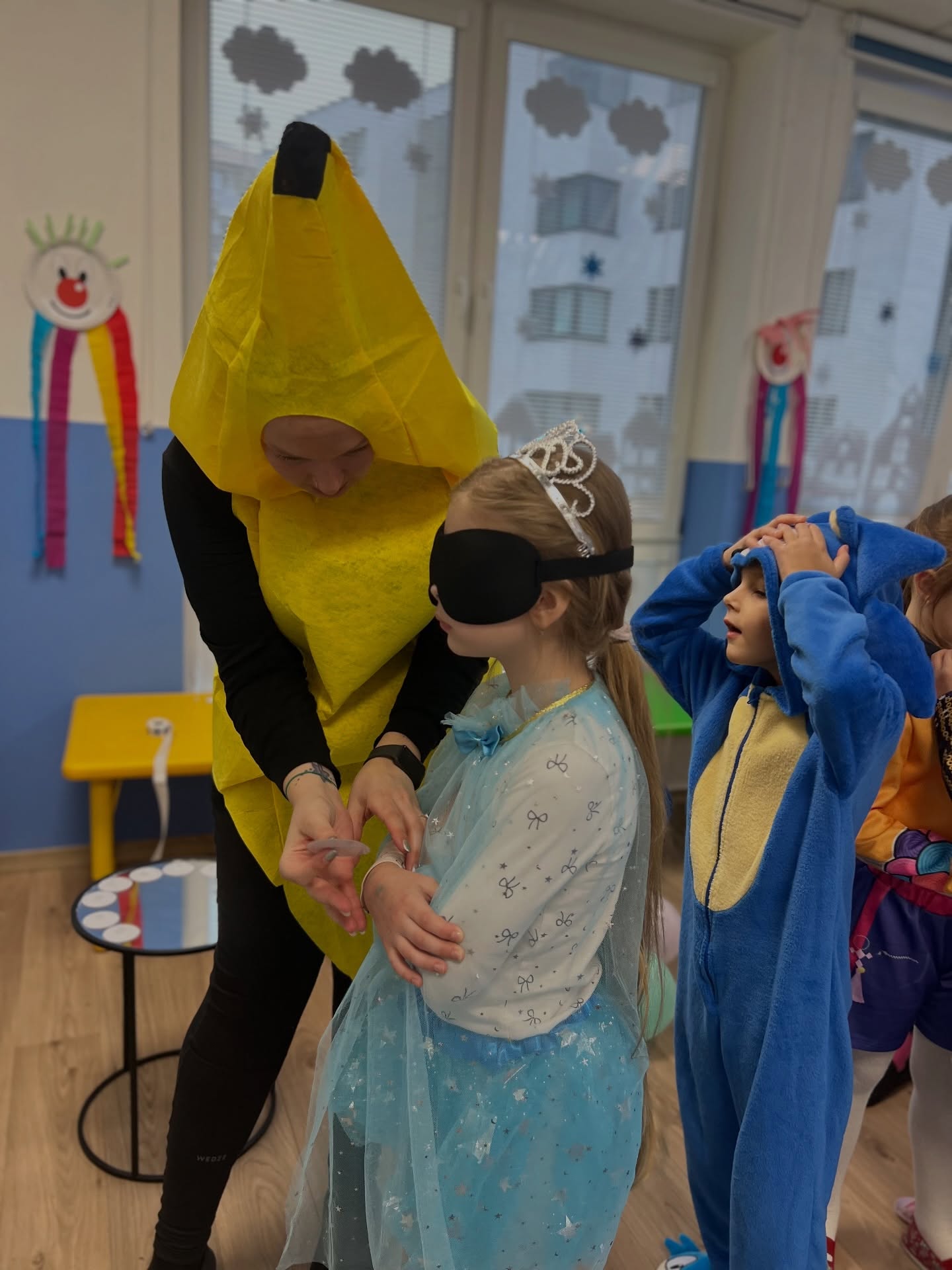 🪄✨ Karneval v škole kúziel a radosti ✨🪄
Tento deň sa naša škola premenila na malú školu čarov – kde smiech bol tým najsilnejším kúzlom,
hry a súťaže tajnými zaklínadlami a detská radosť lietala vzduchom ako iskričky mágie 💫
Malí čarodejníci, princezné, hrdinovia aj rozprávkové bytosti spoločne prežili karneval plný fantázie, priateľstva a snov ✨
Deň, keď sa obyčajné chvíle zmenili na nezabudnuteľné kúzlo 💛