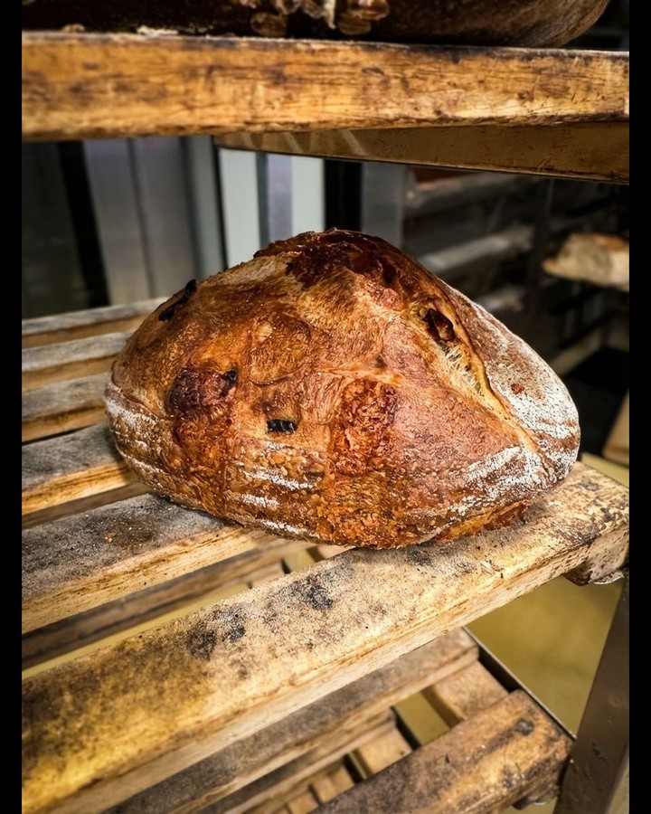 Knasende skorpe, luftig krumme og små hint av chili og ost i hver bit 🧀🌶️
Førstkommende lørdag har vi kun 10 chili-cheese brød – laget med Beemster og mild rød chili.
Første mann til mølla.