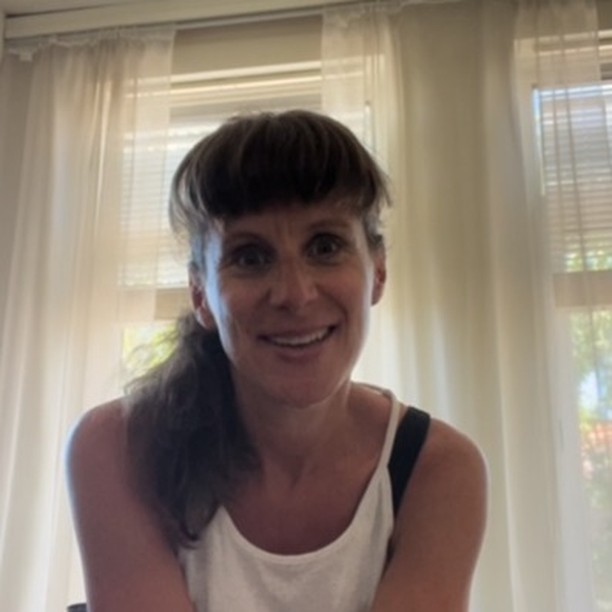 Wat de wereld onveilig maakt voor vrouwen?
Gewonde mannen die zichzelf niet kunnen beheersen en hun pijn naar buiten projecteren.
Wat die mannen gewond heeft gemaakt?
Het gemis van liefde en erkenning van hun moeder in de jonge jeugd.
Waarom die moeders dat niet konden geven?
Omdat deze vrouwen zich ook onveilig voelden in de wereld.
En zo is de cirkel rond.
Zelf heb ik dit heel extreem meegemaakt in een stalking-zaak. En nog wel wat vaker, maar godzijdank iets minder heftig 🫣
Niet voor niets. Want hoe meer je jezelf heelt, des te meer je andermans schaduw verlicht. Dat is de consequentie van serieus innerlijk werk.
De projectie op mij in dit extreme geval werd dan ook steeds erger. Gelukkig zijn er instanties zoals de politie en justitie.
Individuele processen worden collectieve processen. Ik denk dat deze heling op grote schaal dient te gebeuren. Ik heb ze sindsdien heel hoog zitten, maar ik vrees dat de politie en justitie dit collectieve ‘probleem’ niet kunnen oplossen.
De enige manier om dit te doorbreken is naar mijn mening; heling en wederzijds begrip. Zowel door mannen als door vrouwen.
Ik denk dat de meeste mannen geen besef hebben van hoe onveilig de wereld kan aanvoelen voor vrouwen. En ik denk dat de meeste vrouwen geen besef hebben van de onzekerheid en angst die mannen kunnen hebben om niet goed genoeg te zijn.
#divinefeminine #schaduwwerk #heling #innerlijkwerk #stalking #belaging #veiligheid #narcisme