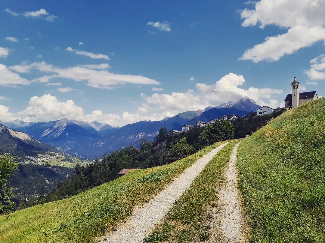 Viele Wege führen nach Stierva... Ein Besuch in unserem schönen Bergdorf lohnt sich immer! 🤩
#stierva #uts #uniunturisticastierva #bergdorf #graubünden #sommerferien