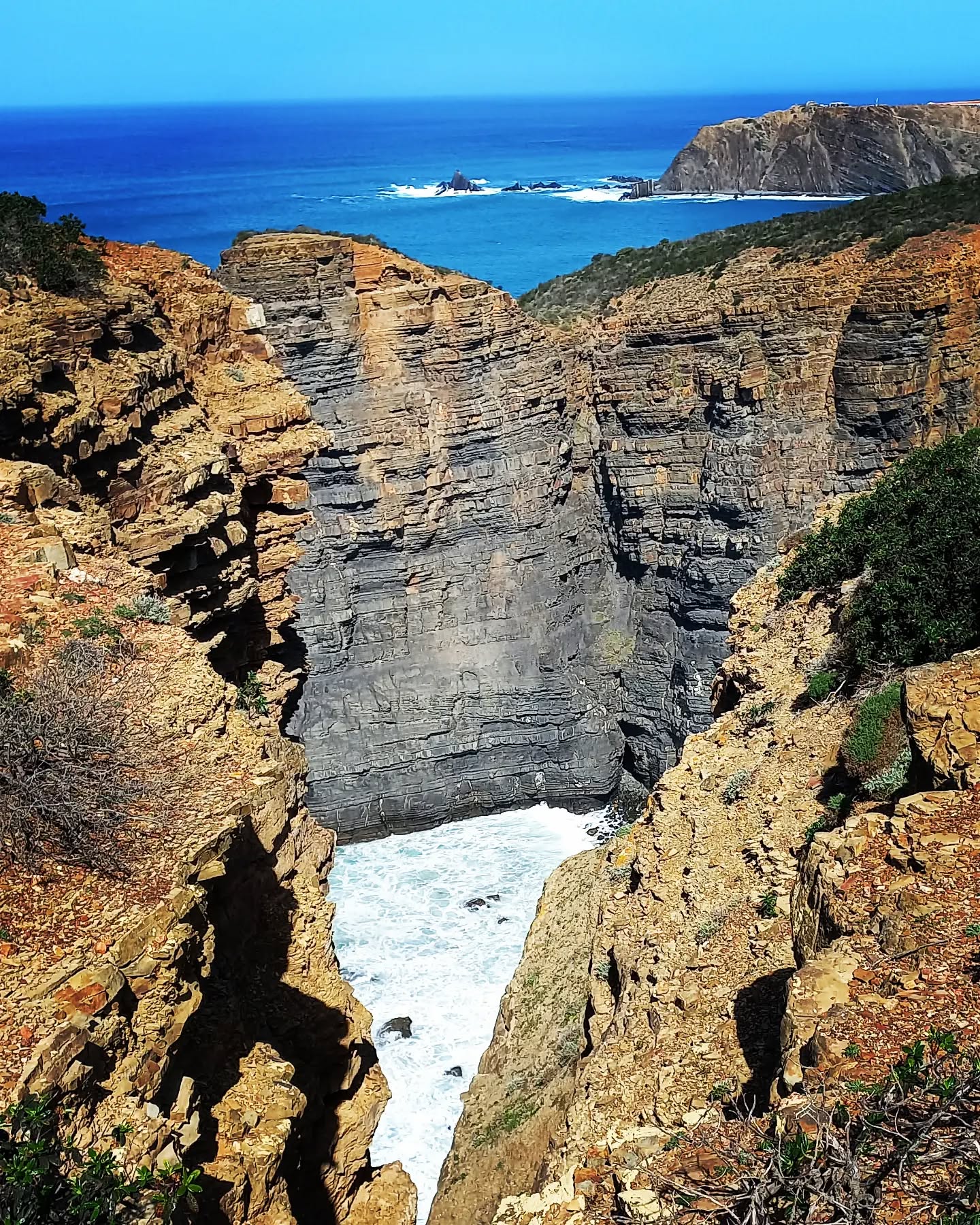 ARRIFANA from the other side!
.
.
.
#kanalusurfhouse #surfhouse #guesthouse #arrifana #aljezur #portugal #surf #beach #igers #surflessons #healthylifestyle #nature #cliffs