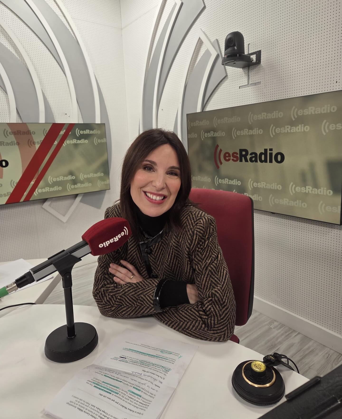 Hace unos días tuve el placer de ser invitada al programa @eslamananadefjl y me encantó poder hablar de uno de los tratamientos que más interés está generando últimamente: BBL HEROic y que mas hacemos en @estheamedica
Tuve el placer de hablar con @tdelacierva que ya lo había probado y explicó su experiencia y con @isabelgonzalezgl y Federico Jiménez Losantos
Un tratamiento de luz avanzada que mejora visiblemente el tono, la textura y la luminosidad de la piel, actuando sobre manchas, rojeces, acné y signos de envejecimiento, con resultados naturales y apenas downtime
Una tecnología rápida, cómoda y personalizable, ideal para conseguir ese efecto glow y cuidar la piel durante todo el año.
Gracias por la oportunidad, y por el espacio