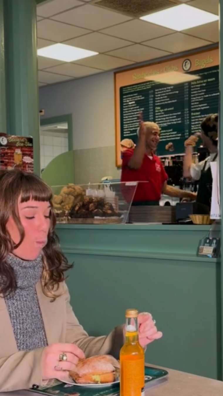 😋🥪 Le moment qu’on préfère chez Edwards Elle goûte… nous, on retient notre souffle 👀
Puis le sourire arrive, la dégustation se transforme en plaisir, et en cuisine on se checke dans les mains.
Mission accomplie.
Quand nos clients se régalent, c’est toute l’équipe qui savoure.
📍 bel-air – rue de la cité 1, 1204 genève
📍 acacias – route des acacias 43, 1227 genève
🌐 edwards-sandwiches.ch
#edwardsgeneve #staffpick #sandwichlover #trend #faitmaison