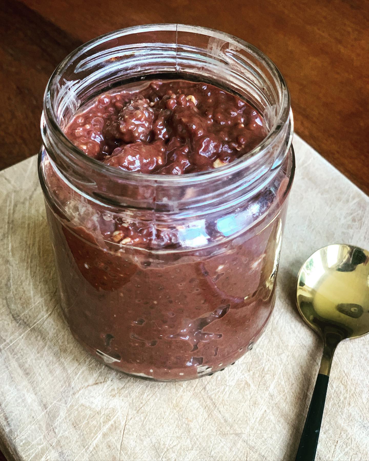 CHIA CACAO MOUSSE
- 180 ml oat milk
- 2 tbsp chia seeds
- 2 tbsp unsweetened cacao powder
- 2 tsp maple syrup
- Mix all ingredients in a jar
- Let it rest in the fridge for minimum 1 hour, stir time to time until the texture is like a mousse!
👉 tot kcal 279
👉 tot carbs 24g
👉 tot fat 4.9g
👉 tot prot 9.9g
*
#nutritionist #nutrionist #nutritious #snack #homemade #homemadesnacks #chocolate #cacao #chocolatemousse #healthsnack #healthyfoodie #healthylifestyle #healthiswealth #lowsugardiet #nourishyourbody #nourish #nourishfoods #foods #goodfoods #nutrizionista #cacaolovers #rawcacao #chiapot