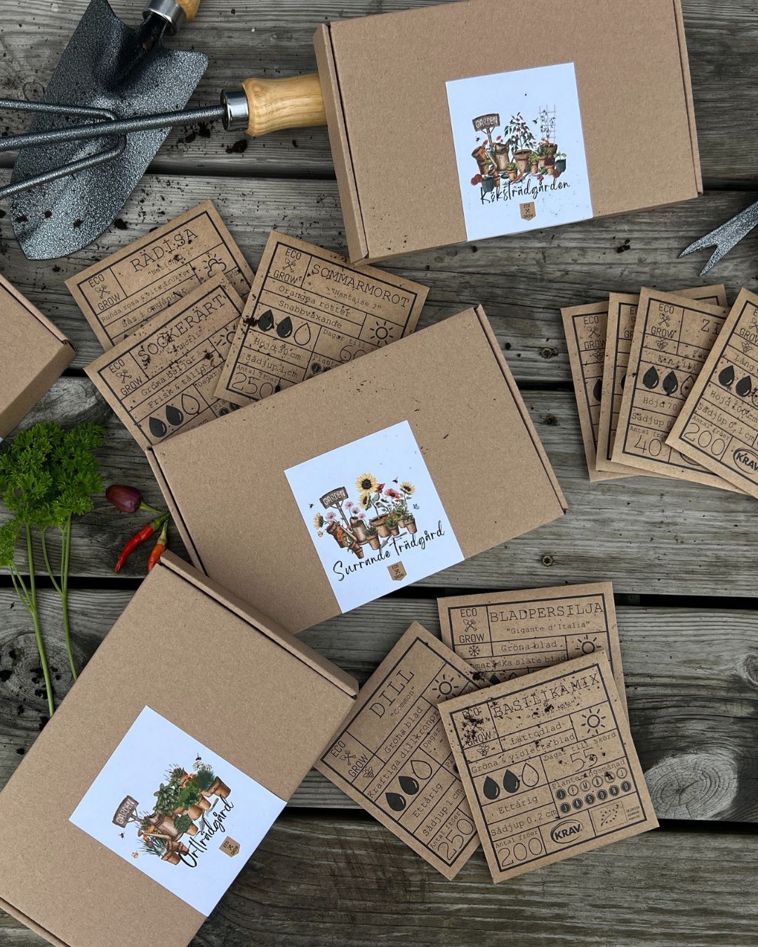 Inte kommit på en perfekt alla 💚 dag present ännu?
Då har vi lösningen till dig💚- Ett fröogram innehåller sex påsar fyllda med ekologiska fröer,
Dessutom skickar vi hem fröogramet direkt i din kärleks/väns brevlåda om du önskar - som ett blommogram fast FRÖogram - kan det bli bättre?💚
Sista beställning måndag den 8:de. Så hamnar det i brevlådan i tid 🌱