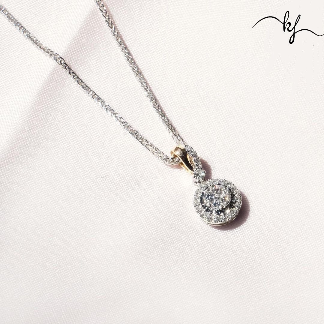 Gift them something that will bring a HUGE smile to their face #GIFTAKAZA🥰💜
#pendant #jewellery #minimalist #finejewelry #kaza #kazajewellery #diamondjewelry #diamond