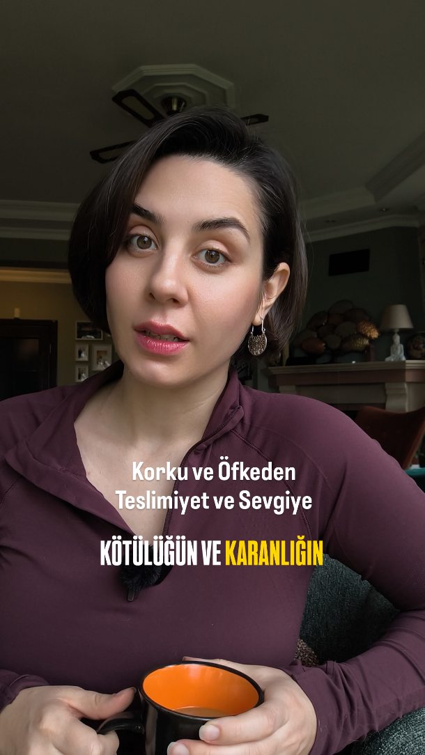 Korkuda ve Öfkede olduğumu hissettiğim her an, daha da dikkatli olmayı seçiyorum artık.
Bu duygu bana ait değil ! Anahtar cümle bu.
Bakın bu duygular hayatınızda çok yoğun biryer kaplıyorsa lütfen artık kontrol edildiğinizi fark edin. Ne tarafından mı ? Ego , zihin, dış etmenler , kollektif acı vb.... Öz ve hakikat sevgiden işler, güvenden işler.
Bu duygulara geçmek kişinin çabasına bağlıdır.
Yani armut piş ağzıma düş değil.
Kendi duygularımın sorumlusu benim ! Bunu diyebilmek önemli.
Güven ve sevgiye geçebilmek için videolar gelicek , takipte kalın 😘
#duygusaldayanıklılık #stresyönetimi #öfkeyönetimi #farkındalık #bilinçaltınıngücü