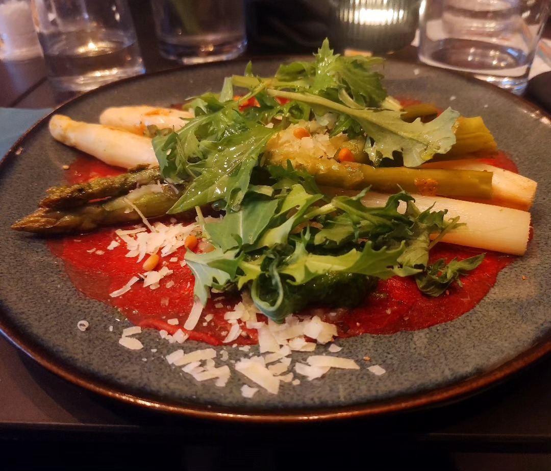 #carpaccio mit weißem und grünem #spargel #spargelzeit #asparagus abends @das_moritz_muenchen tagsüber @misslillys_restaurant
Frage: Schmeckt euch weißer Spargel besser als grüner?