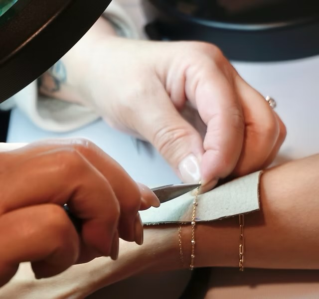 ✨ Je serai à Baie-Saint-Paul bientôt !
Venez découvrir mes bijoux permanents (sans fermoir), ajustés et soudés directement sur vous ✨
Je vous retrouve aux Marchés Charlevoix Toutes Saisons 💛
📍 Carrefour culturel Paul-Médéric
🗓️ Dimanche 8 février
🕙 10 h à 14 h
👉 Sans réservation
Venez découvrir :
• des chaînes fines et durables
• soudées directement sur vous
• un bijou minimaliste que vous gardez au quotidien ✨
Un beau moment local pour :
💛 un duo mère-fille
💛 un bracelet d’amitié
💛 un souvenir 100% Charlevoix
💛 ou juste pour vous faire plaisir
Hâte de rencontrer (ou revoir !) les gens de chez nous ✨
#AprilyaBijoux #BijouxPermanents #Charlevoix #baiesaintpaul #marchelocal