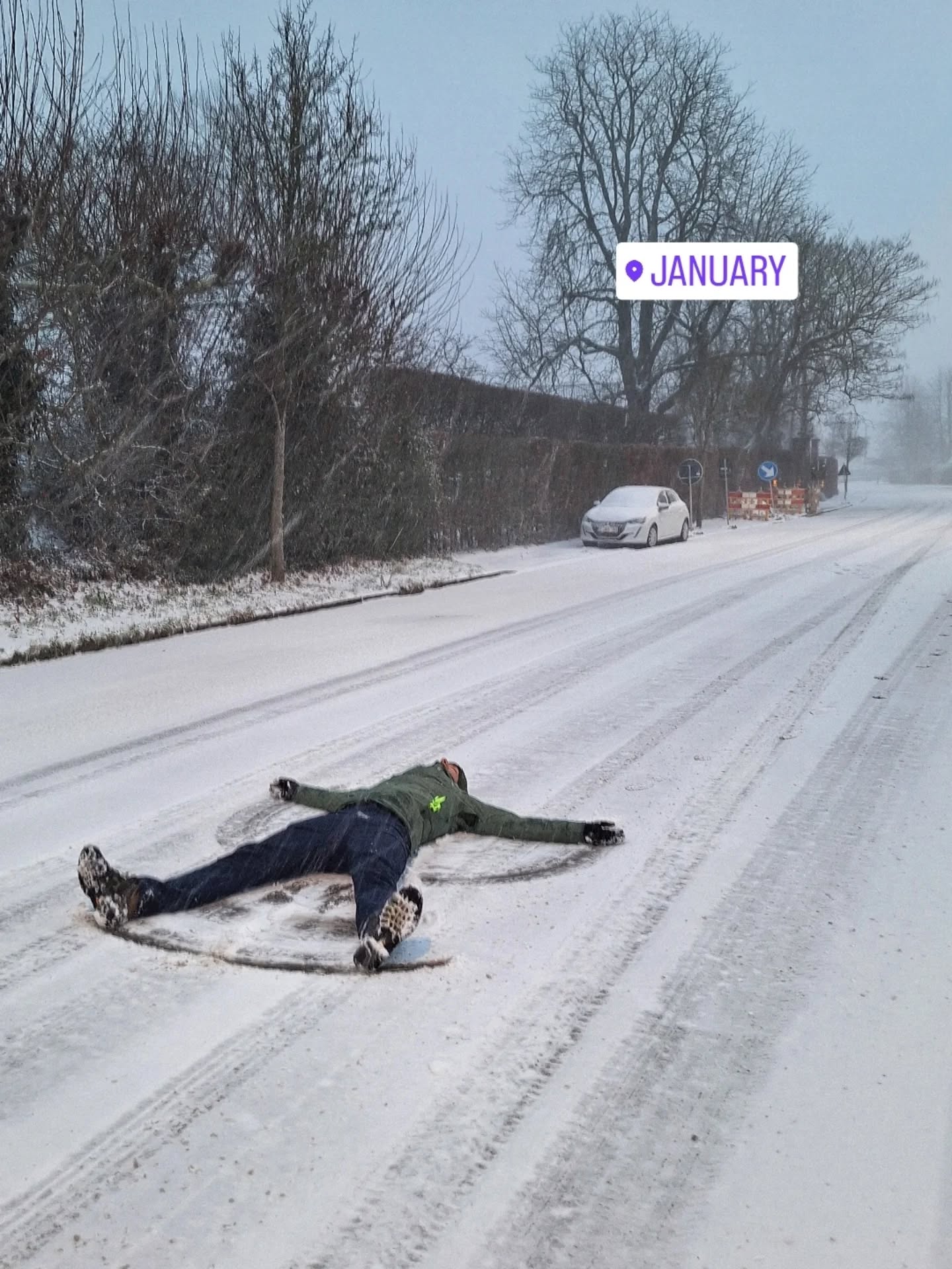 Een paar plaatjes van januari 🤍
Januari, in mijn ogen de langste en donkerste maand e-ver. Dat merkte ik ook aan mijn filmrol want zo héél veel spannends gebeurde er niet.
De voorbije maand: iets minder genaaid -maar wel wat meer uitdagende projecten misschien?- iets meer binnen gezeten, heel wat sneeuw ✨ en tijd met het gezin 🫶🏼.
Toch blij dat de dagen terug wat langer worden. Zin in zon, langer buiten zijn en zomerse naaiprojecten uiteraard 😉.
#januaryrecap