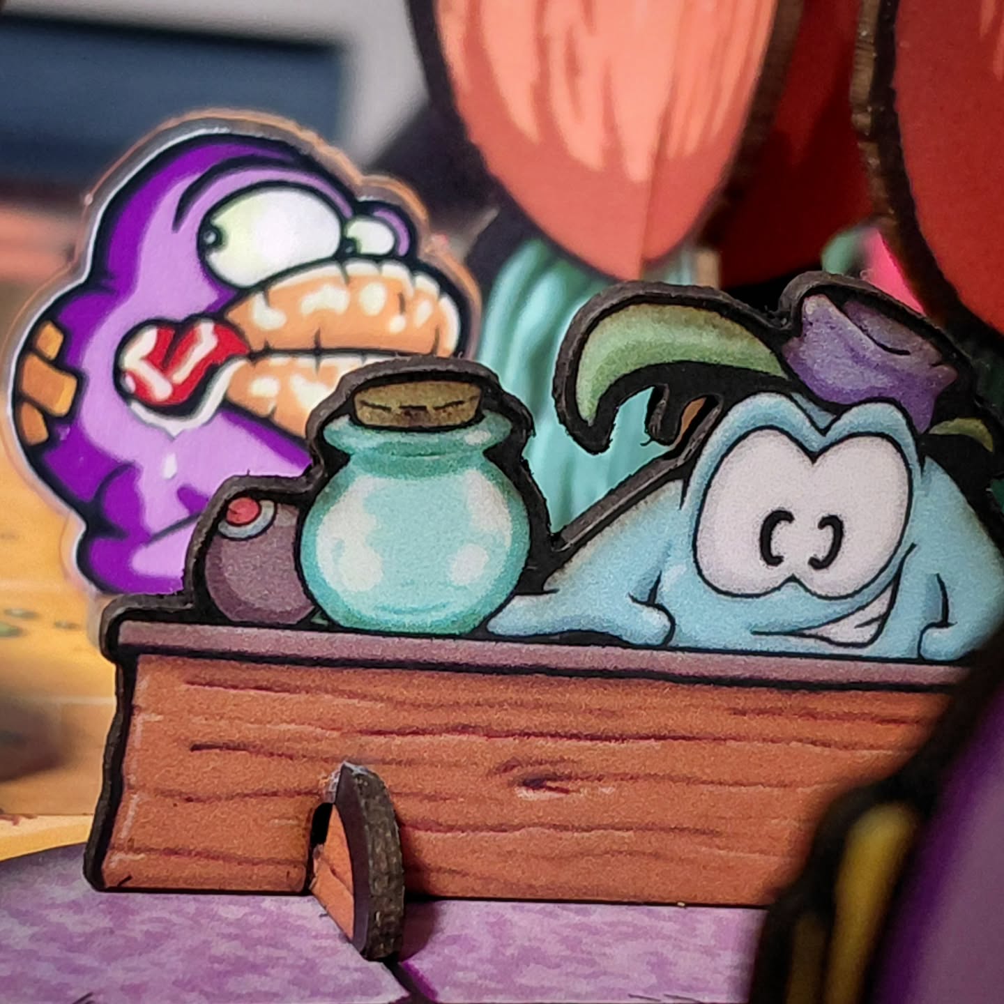 Bonjour à tous 👋
En coulisses, le projet continue d’évoluer, pièce après pièce.
Aujourd’hui, on est très heureux de vous partager un visuel du Marchand ainsi que de l’un des Globes, tous deux présentés dans leur version définitive. Des détails affinés, une identité qui se précise, et un univers qui prend enfin corps ✨
Et pour prolonger ce moment, la vidéo du 3ᵉ live Twitch sera disponible à 18h00 sur notre chaîne YouTube 🎥
On y revient sur l’avancée du jeu, les choix de création et les prochaines étapes à venir.
Des questions, des théories, des impressions ?
Les commentaires sont ouverts, on lit tout 💬
#jeudesociete #creation #boardgame #indiedev #atelier