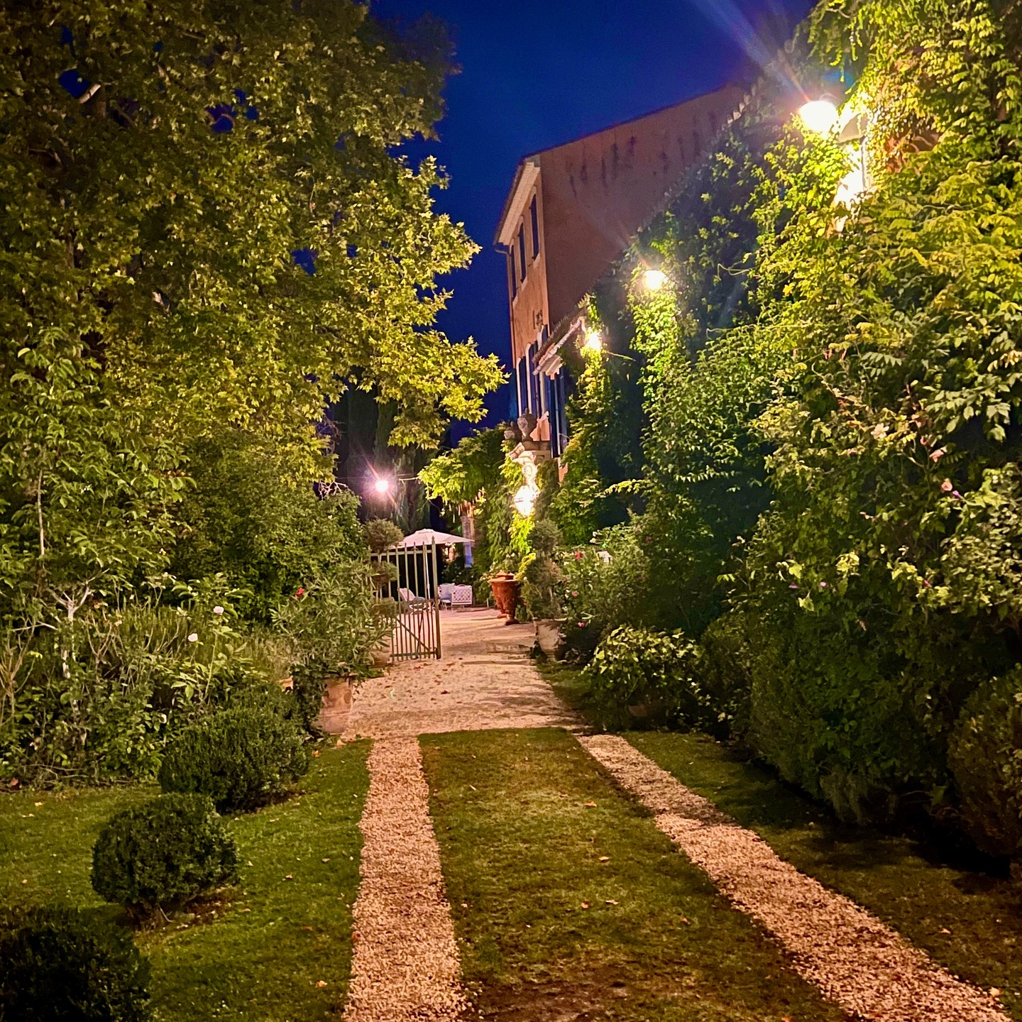 🌸 Chaque détail compte pour rendre votre mariage inoubliable.
#MariageDePrestige #DomaineEvenementiel #MariageHautDeGamme #WeddingInspiration