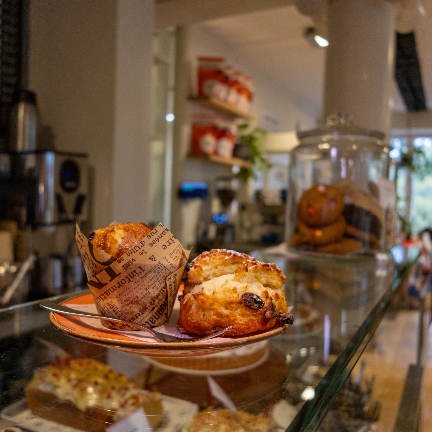 Fresh from our kitchen to the counter.
Buttery scones and soft blueberry muffins, baked in-house and waiting to be enjoyed with a hot drink.
Sometimes it’s the little things ☕️🍰💕
#freshlybaked #scone #blueberrymuffins #londoncafe #cosycorner