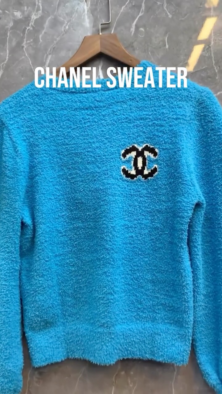 Sweater of the Season ✨
Price: 500 AED | 50 OMR
📦 Delivery:
• 🇦🇪 UAE: Next-day delivery
• 🇴🇲 Oman: 3–5 days
• 🌍 Worldwide: 7–10 days
Shop online: www.amirashop.net