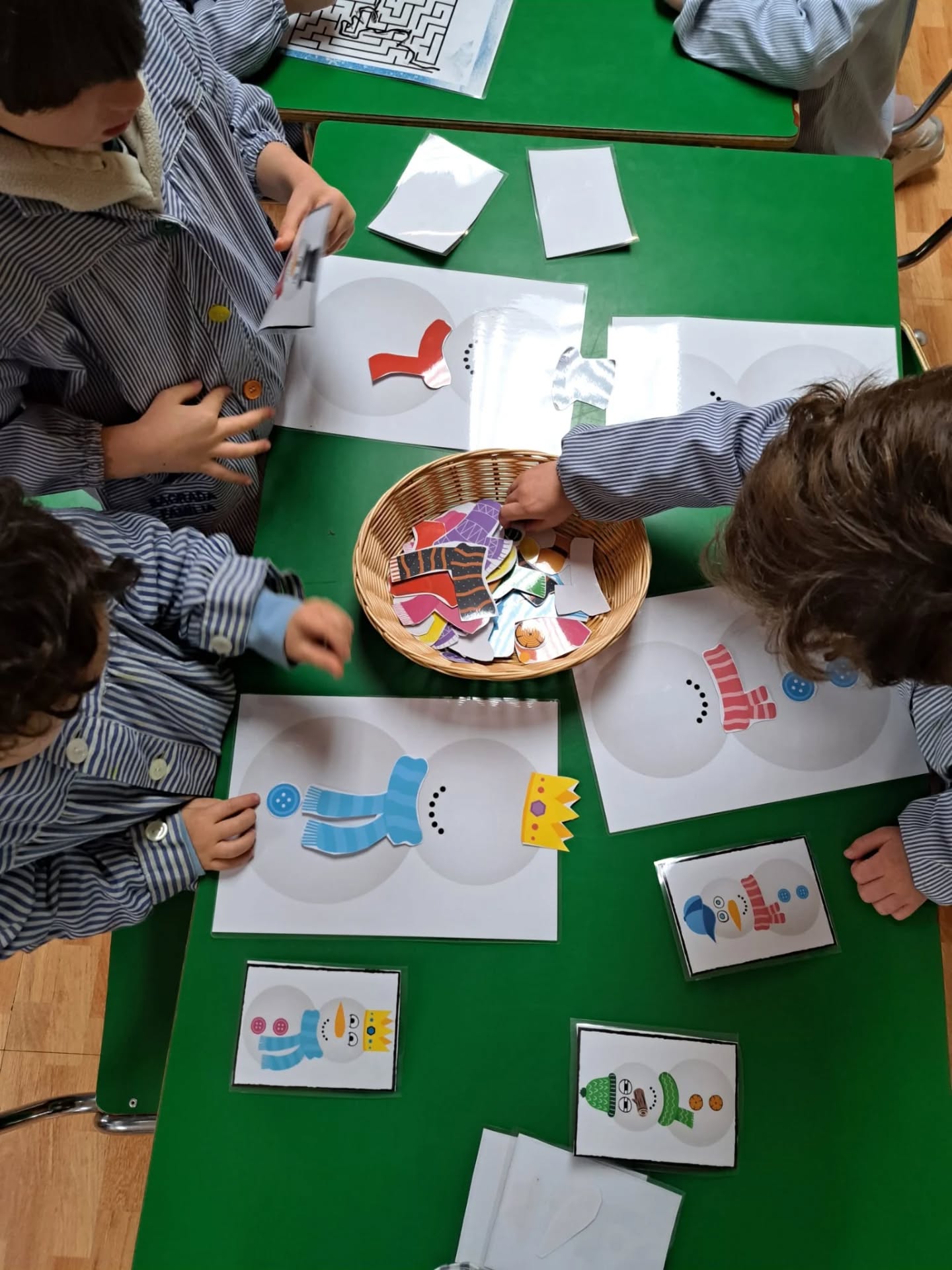 A les aules d’#I4, aquests dies els nens i nenes han estat aprenent a través del joc amb propostes ben hivernals: comptar i fer el traç dels números, practicar diferents traços amb bufandes i gorros, confegir paraules de l’hivern, treballar l’atenció i l’observació replicant ninots de neu, resoldre laberints per potenciar la concentració i l’orientació... Aprendre jugant és la millor manera d’aprendre! ☺️🙌🏻