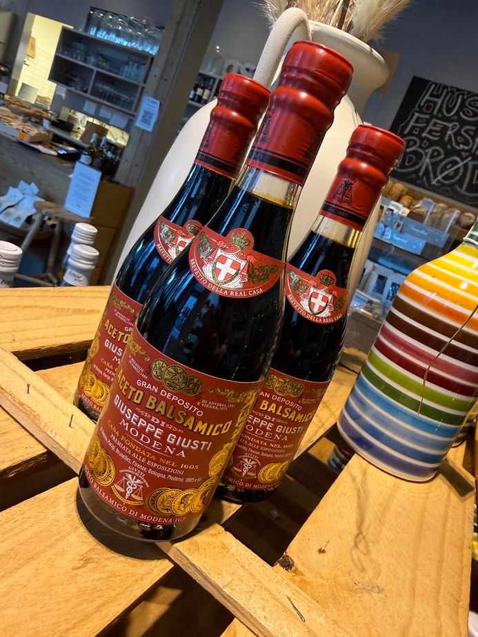 Vi tjuvstarter OL med ekte italiensk kvalitet fra Modena 🇮🇹
Giuseppe Giusti har laget balsamico siden 1605, og flaskene bærer preg av både historie og solid håndverk. Tykk, rund og full av smak – perfekt til enkle retter med det lille ekstra 🍽️
