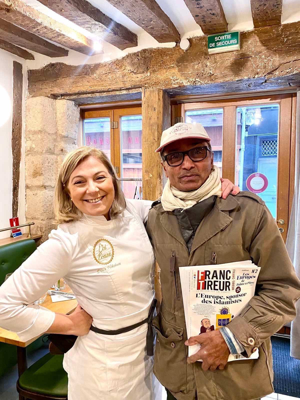 En 1985, le lieu qui est aujourd’hui Evi Evane entrait dans notre famille. Et depuis 1985, Ali et son joyeux « Le Monde, Le Monde! » est entré dans notre quotidien. 😌
Ali nous a raconté ses péripéties, ses traversées en bateau, son passage en Grèce (et parole d’experte : son accent grec est impeccable! 🇬🇷)
Après 2009 et la crise grecque, son gimmick en poussant la porte du restaurant a longtemps été :
« Ça y est, ça y est, a Grèce a remboursé ! » 😅🫣
🇫🇷 Ali vient d’être décoré par Emmanuel Macron de l’Ordre National du Mérite. Cher @aliakbar_sgdp toutes nos félicitations!!!