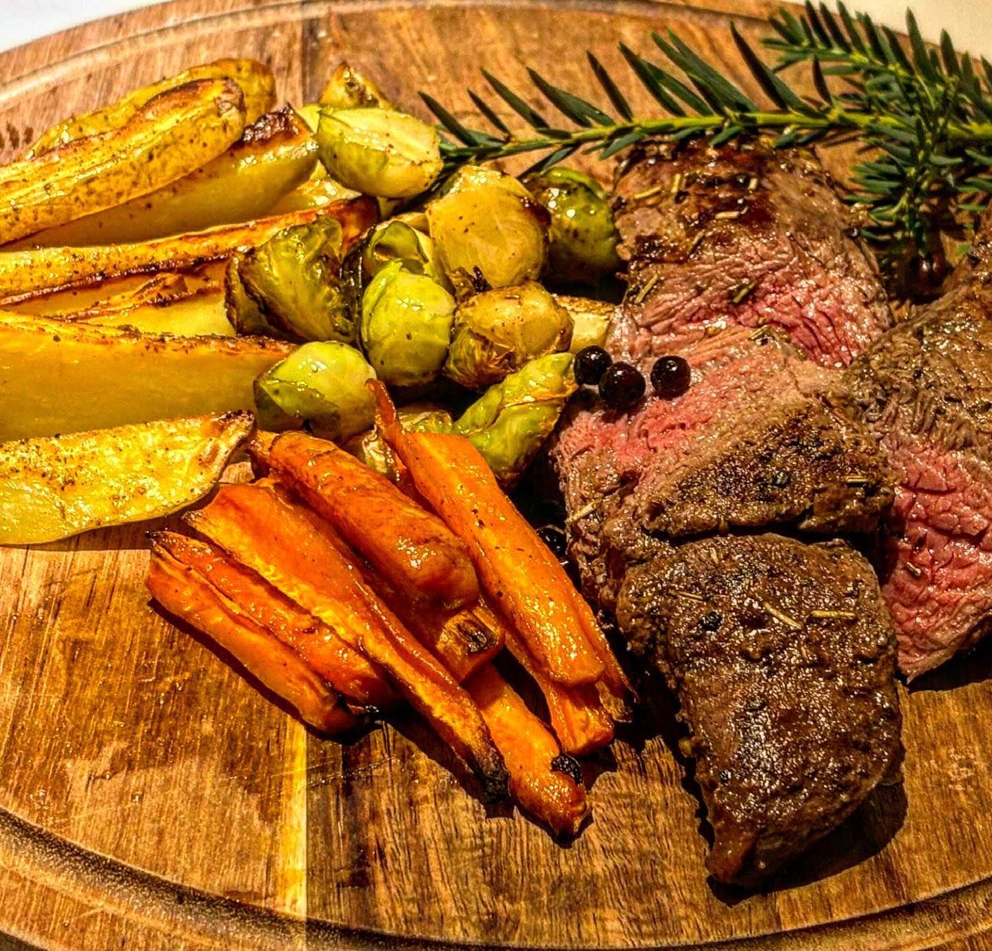 Waidmannsheil 🐗🍀
Heute gab es Wildschwein - Filet mit frischem Ofengemüse | Kurz angebraten
Schnelles Gericht für Abends ✌️
#waidmannsheil #wildbret #jäger #jägerleben #natur #wild #schalenwild #jagdmomente #wildfleisch #outdoor #forest #waidmannsdank #wildgerichte
#bottropkirchhellen #natur #waldfleisch #wildboar #revier #wildschweinfilet #wald #jagd #passion #fotografie #genuss #jagdistleidenschaft