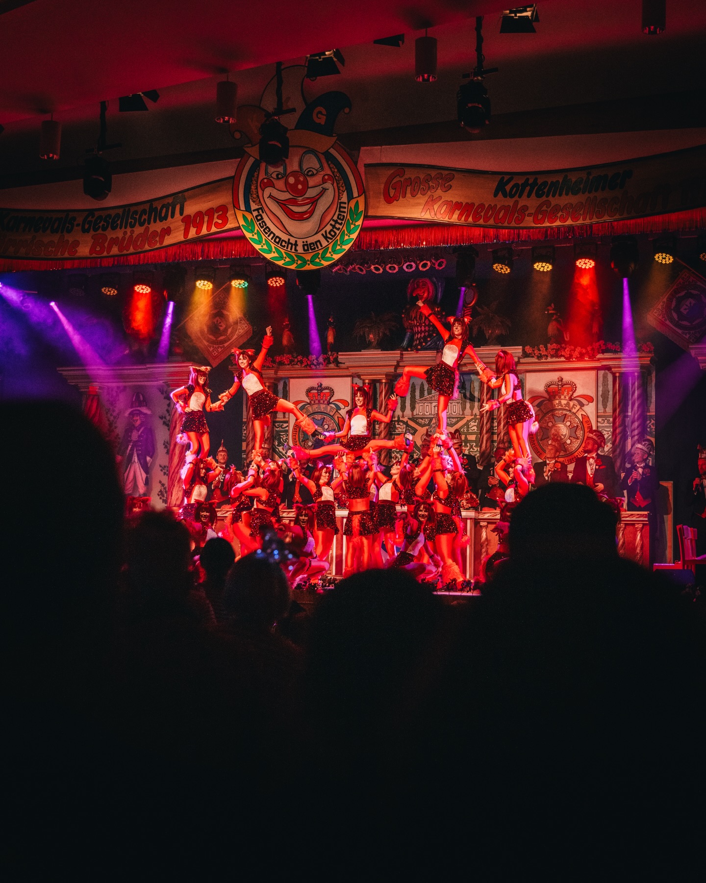 3/6 Damensitzung sind geschafft 🎉❤️🤍💙
Halbzeit und was für tolle Sitzung liegen hinter uns😍😍
Wir sind froh mit euch allen zu feiern🥰🎉❤️🤍💙