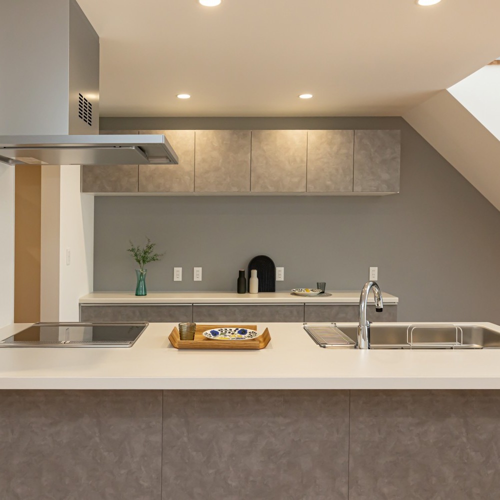 グレーで統一されたキッチンは、大人っぽく落ち着きのあるオシャレな空間です。家の中の雰囲気は全体的に、穏やかで癒されます。
ぜひ、参考にしてみてください。
ーーーーーーーーーーーーーーーーーーーーーーーー
櫻井建設では、家づくりを通して家族の笑顔を育むために、「家族」「建物」「地球」「家計」の、未来を見据えた4つの健康をお届けします。
できるだけエネルギーを自給し、未来の地域社会の為に環境にやさしく、子供たちが笑顔で暮らせるzeh(ゼロエネルギーハウス)に特に力を入れた住まいを推進しています。
また、住まいづくりは一生のお付き合いです。建てて終わりではありません。
私たちは、アフターメンテナンス・リフォームとして、専門のスタッフが、末永く快適に暮らせるよう定期点検や修理のアドバイスを行っています。
ZEHビルダー制度では、2年連続6つ星ZEHビルダーに選ばれました。
また、地域貢献に力を入れており地域防災ステーションとして、敷地内に防災倉庫を設けています。地域の防災力向上に貢献し、地域密着での環境づくりや活動に力を入れています。
モデルハウスや見学会も行っています。イベント情報はプロフィールリンクからご覧ください。
弊社の社長が会長を務める「やま・はぴ」で、地元の6つの工務店が集まり合同展示場を行います。詳細はHPをご覧ください!
==========================
more pictures
@sakuraikensetsu_yamagata_ie
==========================
【櫻井建設の標準仕様】
#耐震等級3+ #制震
#HEAT20G2
#C値0.36以下
#長期優良住宅仕様
#ZEH仕様
安心安全な家づくりを届けます。
これらの未来基準の家づくりは #SDGs にもつながります。
#櫻井建設 #山形の工務店
#山形県山形市
#山形住宅
#山形の家
#山形注文住宅
#こだわりの家
#マイホーム計画中
#工務店だからつくれる家
#サクライデザイン
#SAKURAIDESIGN
#部屋作り
#新築 #高気密高断熱 #スーパーウォールビルダーズファミリー #スーパーウォール #sw工法 #SDGsの建設会社#真似したいお家 #後悔しない家づくり #住み心地の良い家 #マイホーム実例 #こだわりの家づくり