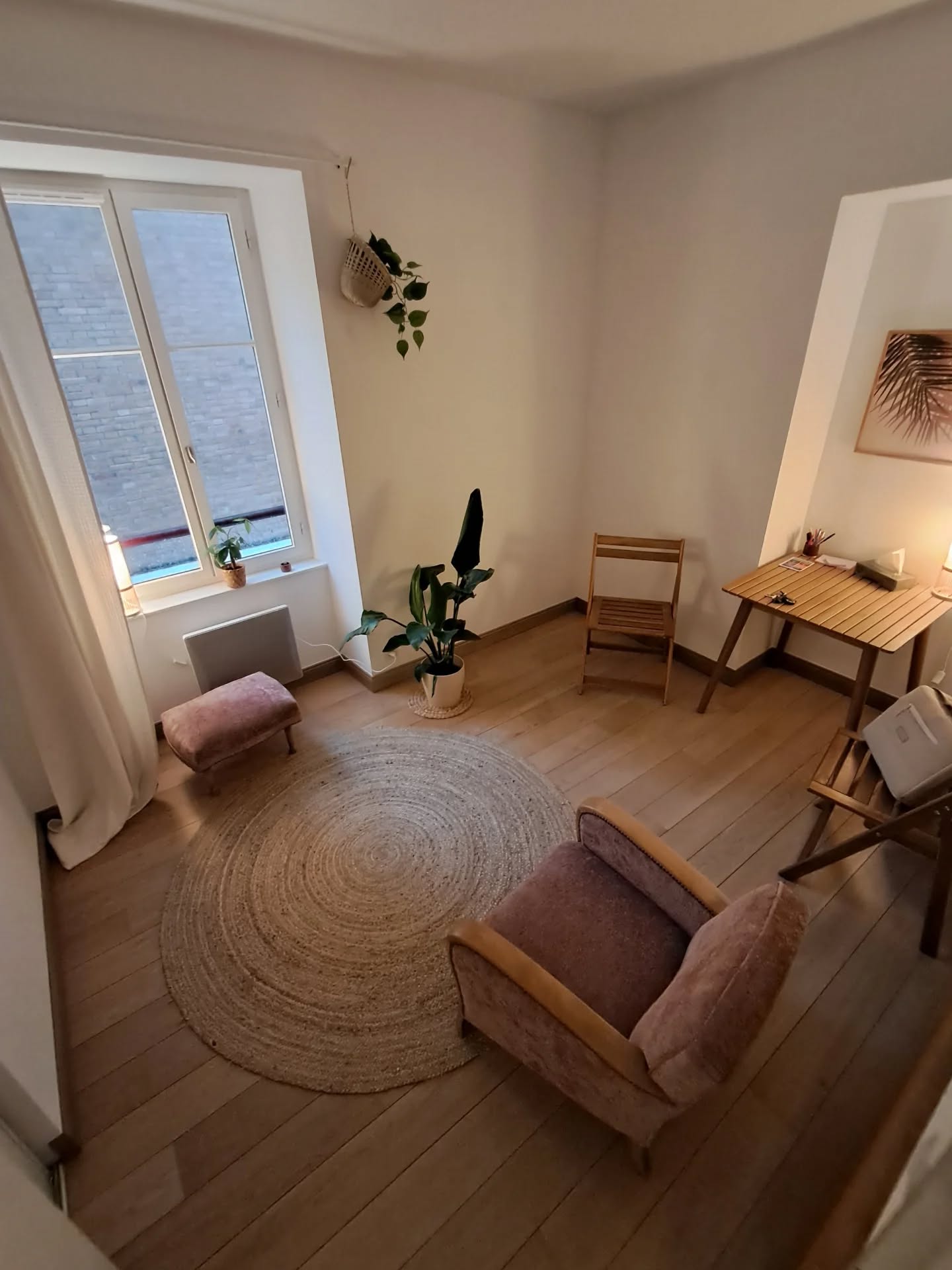 Je vous accueille en consultation individuelle dans mes cabinets de Bayonne et de Biarritz.
Ici, mon espace à Biarritz, au sein de l’espace Bien-être Mazagran.
L’environnement dans lequel je vous reçois compte beaucoup pour moi.
J’ai pensé ce lieu pour qu’il soit doux, calme et propice à se sentir en sécurité, libre de déposer ce qui est là, sans jugement.
C’est aussi un endroit dans lequel je me sens bien, car la qualité de présence que je peux vous offrir commence par là.
J’y accompagne des adultes avec mes outils d'hypnose et de PNL, pour traverser des périodes de vie, dépasser certaines difficultés, ou retrouver un équilibre plus juste.
📍Bayonne St-Esprit & Biarritz hypercentre
🔗 Prise de rendez-vous via le lien en bio
#hypnose #pnl #bienetremazagran #biarritz #bayonne