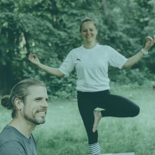 Vinyasa Yoga, Atem & Handpan
mit Björn
In dieser Yogapraxis geht es in erster Linie ums Fühlen und Spüren kombiniert mit Atemübungen und Klang!
Vinyasa Yoga ist ein kraftvoller, dynamisch fließender Yogastil in Verbindung mit dem eigenen Atem, der auch als „Meditation in Bewegung“ bezeichnet wird.
Musikalisch begleitet wird die Yogapraxis mit einer 432 Hz Handpan: Ein wunderbares Zusammenspiel mit den Asanas – eine tiefe Verbindung zwischen Bewegung, Klang und Wohlbefinden.
Termin⎪8. 12. 2024 | 11 – 12:30 h
Beitrag⎪20 €⎪
Early Bird bis zum 17. November, 15€
#bodywork
#businessyoga
#Businesspilates
#anatomie
#pysioglogie
#faszienyoga
#rückkenschulternacken
#taoyinausbildung
#taichioststadt
#qigongoststadt