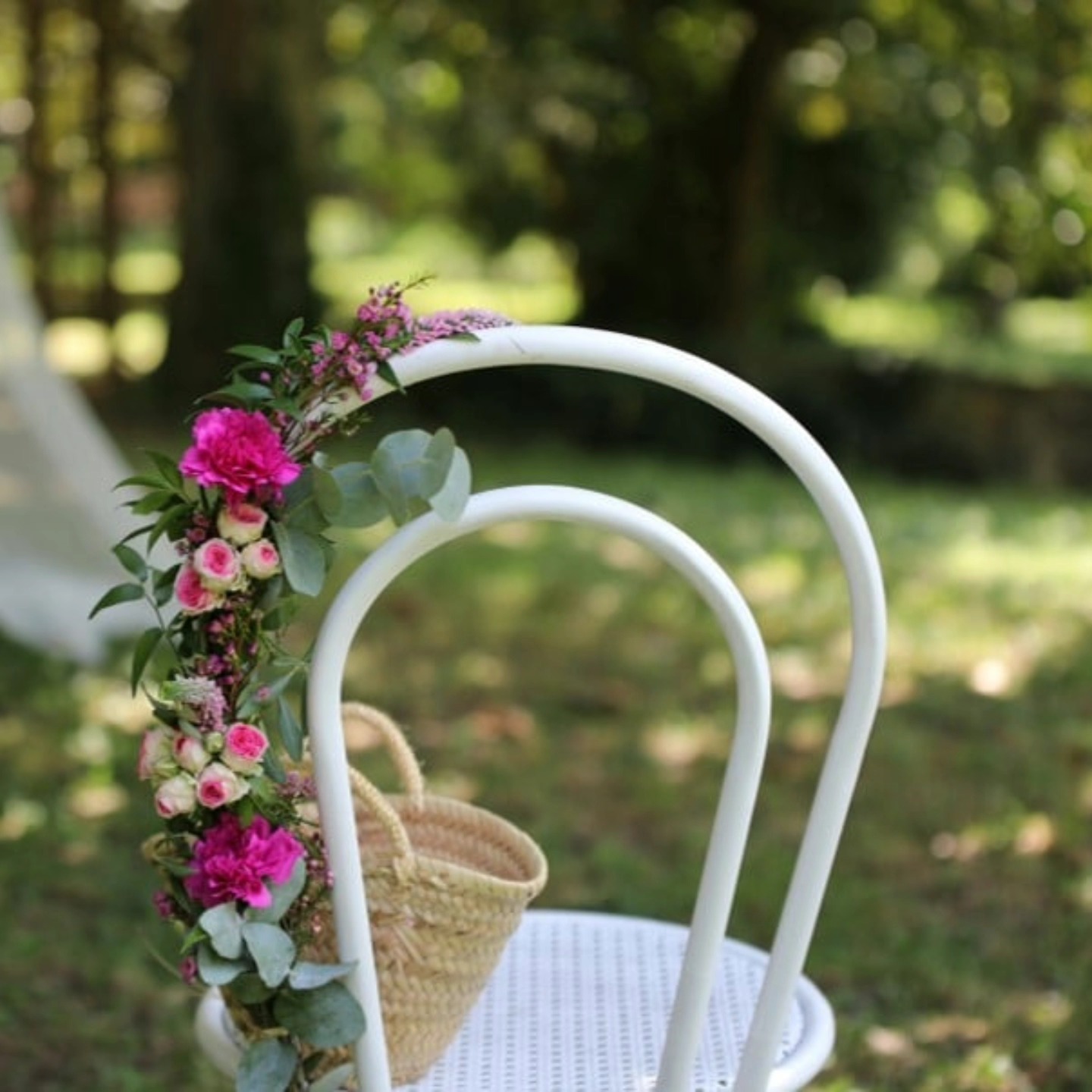 🌸✨ Une chaise qui fait toute la différence ✨🌸
Pour un mariage unique et personnalisé, optez pour nos chaises en location, sublimées par une délicate guirlande de fleurs faite sur mesure ! 🌿🌷 Cette touche florale transforme chaque assise en un élément déco à part entière, parfait pour ajouter élégance et charme à votre cérémonie ou votre réception.
Que vous souhaitiez une ambiance romantique, bohème ou champêtre, nos guirlandes de fleurs sont conçues pour s’accorder parfaitement à votre thème. 💐💖
📍 Disponible dans le Pays d’Aix-en-Provence et la Provence Verte. 📞 Contactez-nous pour réserver vos chaises et personnaliser votre déco florale !
