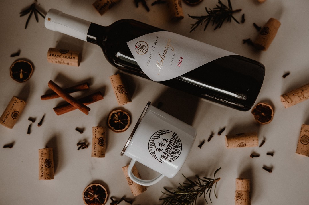 ho! ho! ho! GIVEAWAY FORADVENTURE 🎁
Zahvalni smo na cijeloj godini koju uskoro ostavljamo iza nas, pa tu zahvalnost želimo podijeliti i s vama.
Ovo je prvi od četiri darivanja.
Igramo se svakog četvrtka pa tako sve do Božića.
Moramo priznati da smo mi više obožavatelji bijelog kuhanog vina nego crvenog zato vas za prvi giveaway darujemo s paketom poklona:
- Franc Arman Malvazija 2020
- Foradventure lončić za uživanje u finom kuhanom vinu
- sve začine potrebne za kuhanje najukusnijeg bijelog vina
- i naravno recept za isti.
Pravila za sudjelovanje su sljedeća:
🎅🏻Lajkati objavu i u komentar označite osobu s kojom bi uživali u kuhanom vinu
🎅🏻Zapratiti naš profil ako već niste
🎅🏻Podijeliti ovu objavu
🎅🏻Pobjednika ćemo objaviti za 5.12. Nasumično odabranom pobjedniku javit ćemo se u Messenger i objaviti u komentaru ovog posta.
Nagradni natječaj nije povezan s Facebookom ni Metom te vrijedi za područje cijele Hrvatske.
P.S. Imamo giveaway i na Facebooku
#foradventure #gastro #winetime #giveaway