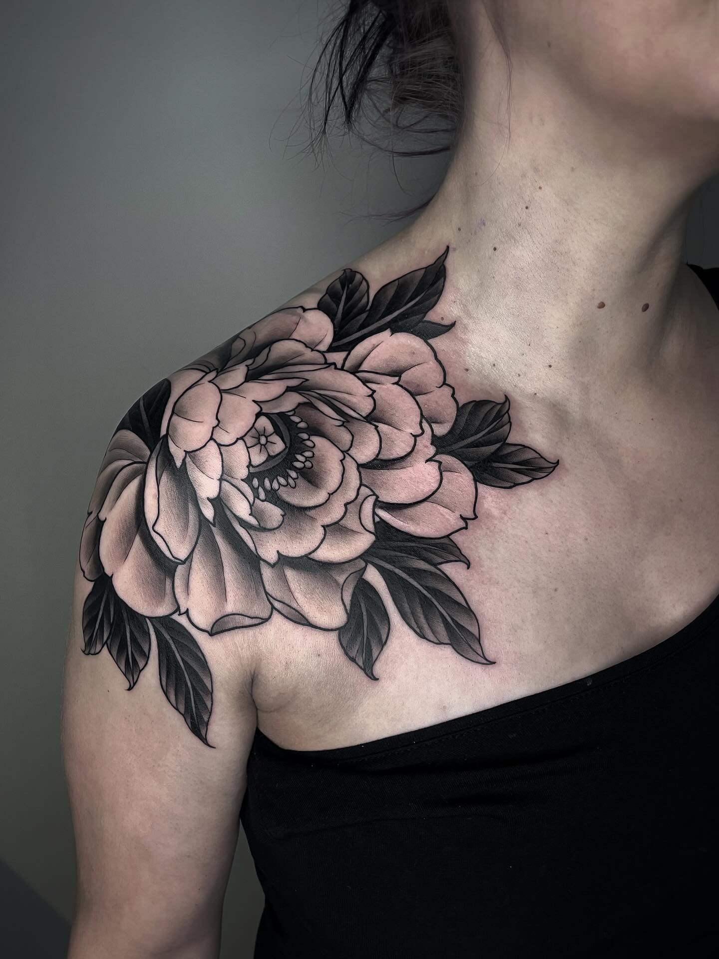 Shoulder peonies never fail! 🖤