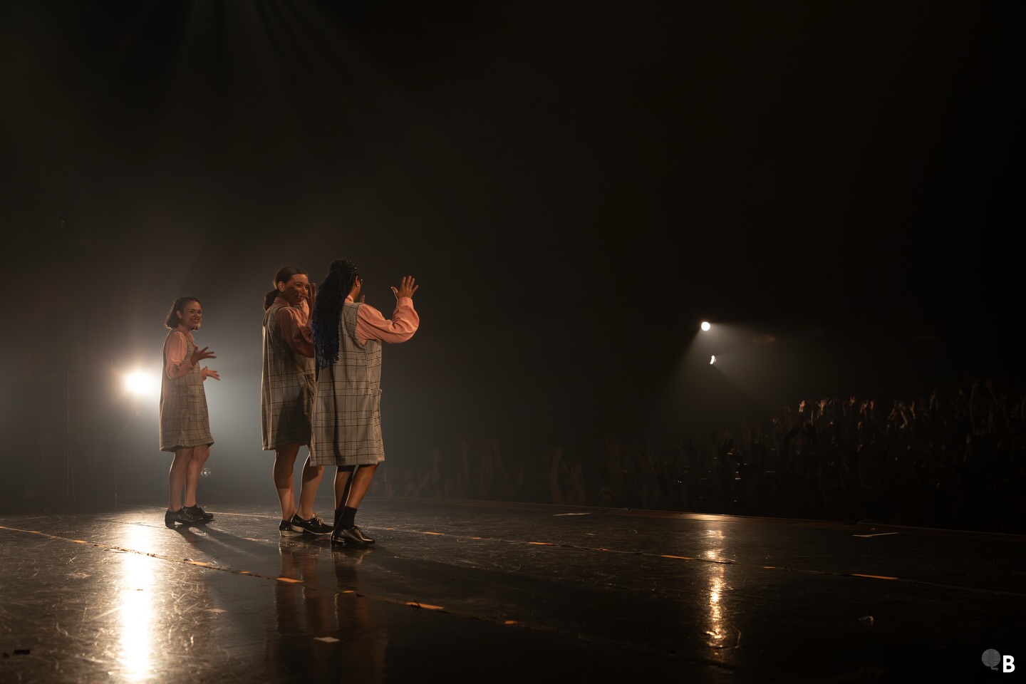 Terça com arte ✨
e registro de um dos momentos mais lindos que presenciamos na temporada de espetáculos 2025…
Ver um teatro inteiro, aplaudindo em língua de sinais, para prestigiar uma pessoa surda ao fim de sua apresentação de sapateado. Que momento daqueles que vale a pena se viver e presenciar! 🥹
A arte é para todos! 🩶
Parabéns Sara Müzel Academia de Dança (@smacademiadedanca ) e toda equipe pela sensibilidade em preparar e conduzir esse momento 🥰
📸: @beart.eemtodaparte
✨Espetáculo Sara Müzel 2025
#BeArt #Bastidores