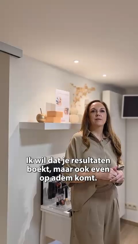 Bij Pur’Elle draait het niet om “even snel een behandeling”.
Het draait om thuiskomen. In je lichaam. In je hoofd. In je huid.
Ik geloof niet in harde, klinische trajecten waar je buitenwandelt met alleen een product in je hand. Ik geloof in zachtheid mét resultaat. In ontspanning die diep gaat… én behandelingen die echt iets veranderen.
Wellness en huidverbetering hoeven geen tegenpolen te zijn. Ze mogen elkaar versterken.
Terwijl je lichaam ontspant, krijgt je huid de juiste prikkel om te herstellen.
Terwijl je hoofd tot rust komt, bouwt je huid aan kracht, balans en gezondheid.
Dat is mijn visie. Dat is Pur’Elle.
Geen quick fixes. Geen loze beloftes. Wel eerlijke zorg, op maat van jouw huid en jouw leven.
Omdat echte schoonheid niet ontstaat door forceren… maar door goed zorgen. 🤍
Veel liefs,
Lien
Pur’elle Huidinstituut
☎️ 0494 58 65 50
📩 info@purelle.be
🌍 www.purelle.be